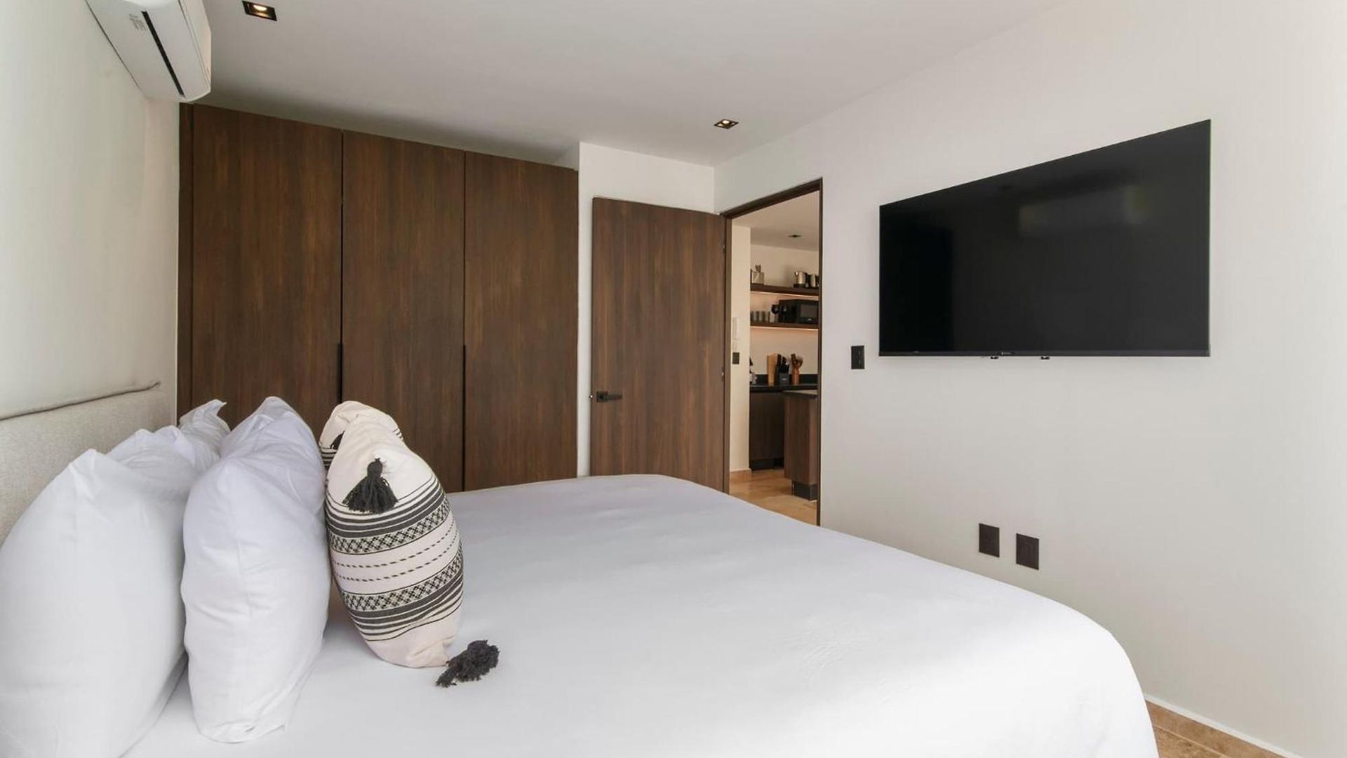 Stylish 1br With Private Pool & Balcony *