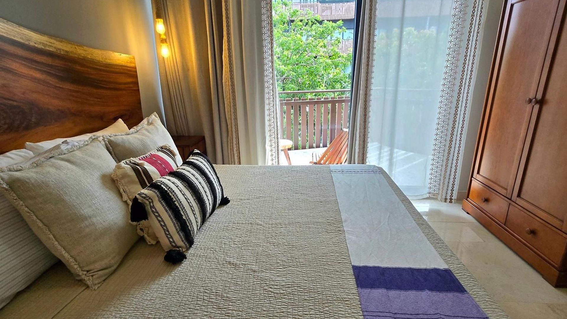 1br - Sea View Rooftop Pools Steps To & Jaguar Park Apartment *