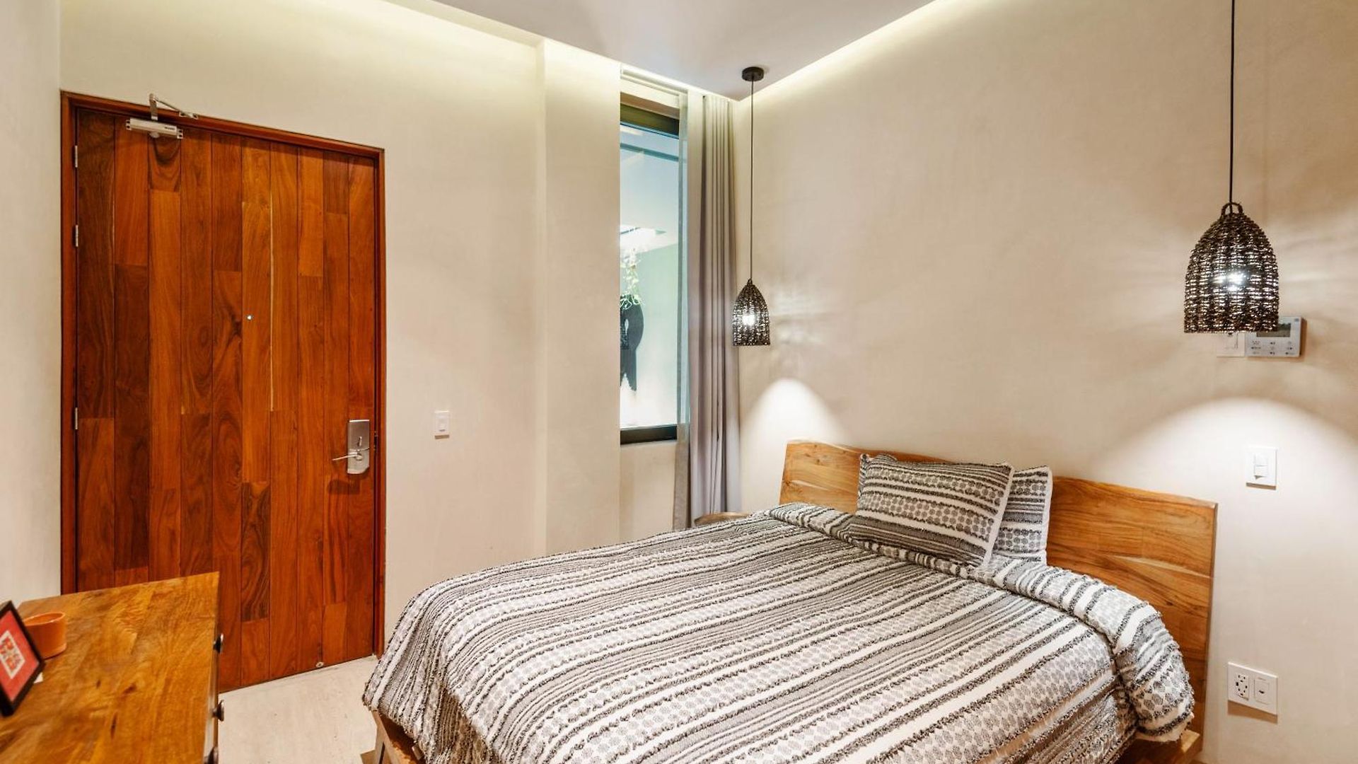 Modern Retreat With Private Garden And Jacuzzi Apartment