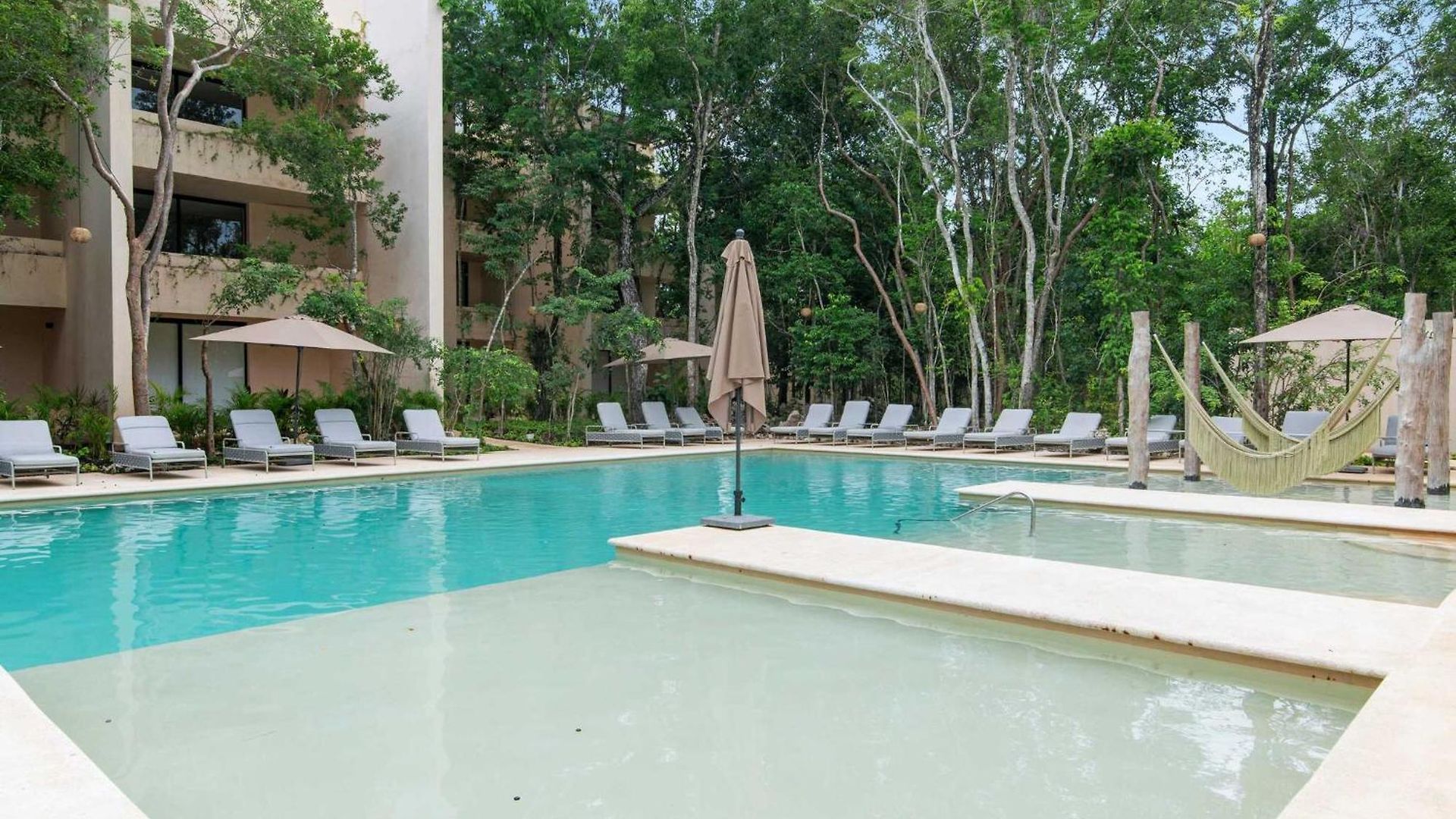 Stylish 1br With Private Pool & Balcony Apartment
