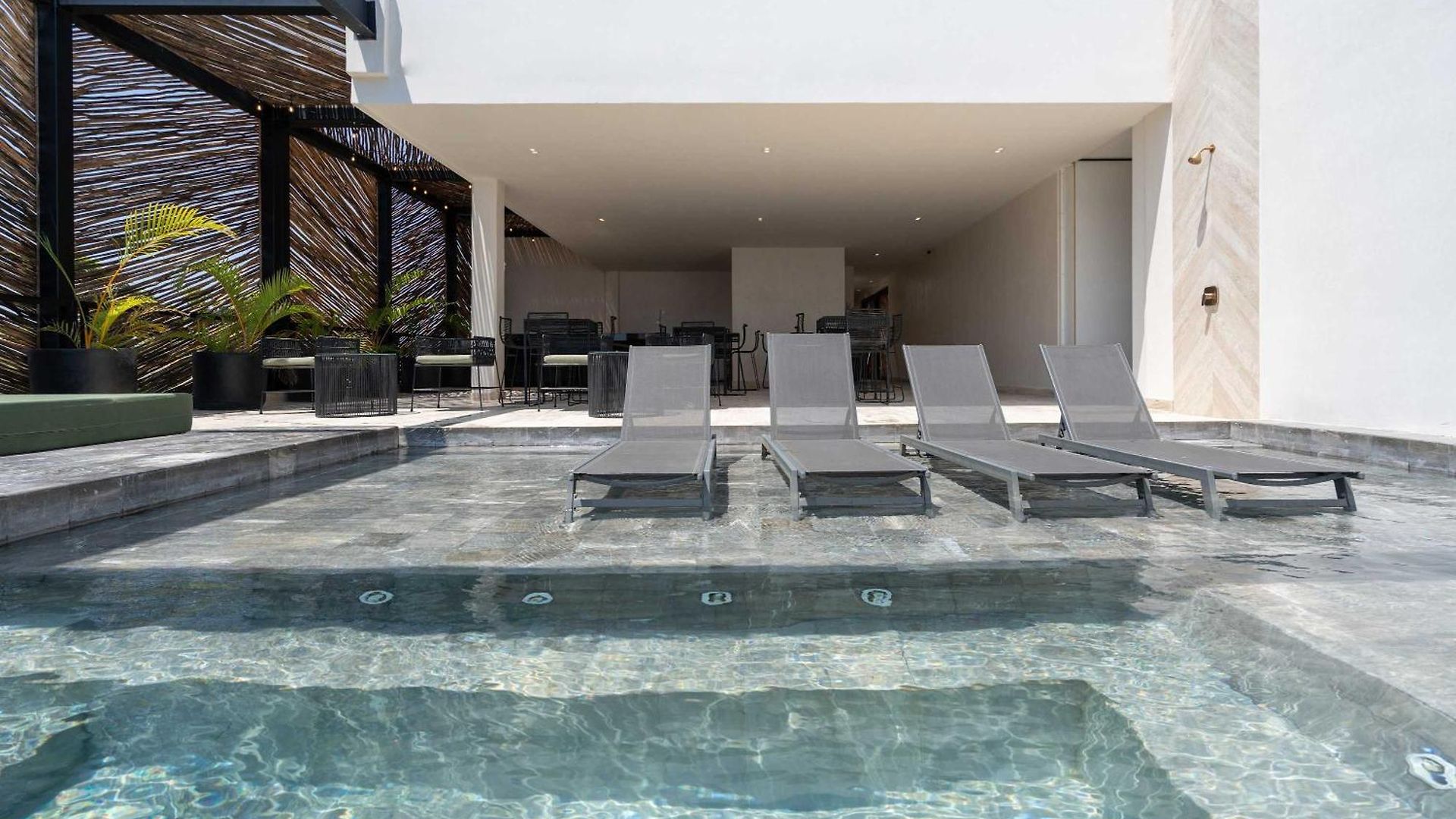 Maria - Modern 2br Retreat With Pool Apartamento