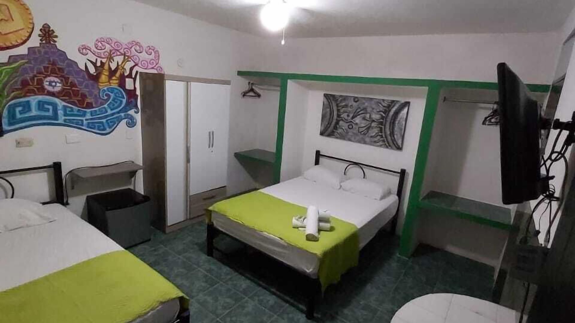 Emotion Avenida & Hostal