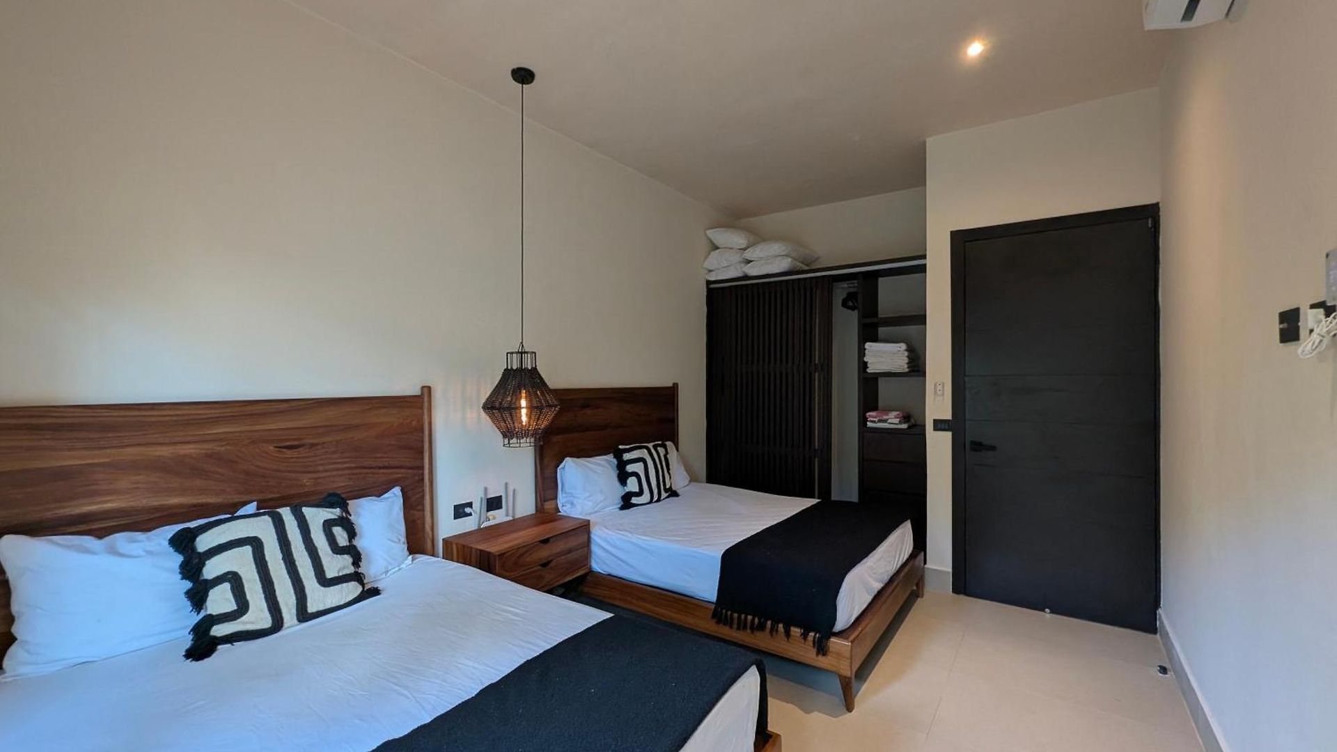 Luxury 4 Bedroom With Private Pool *