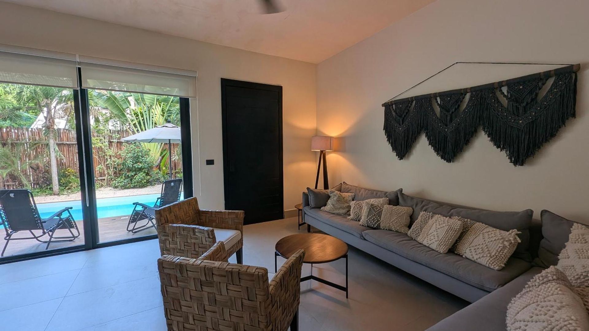 Luxury 4 Bedroom With Private Pool *