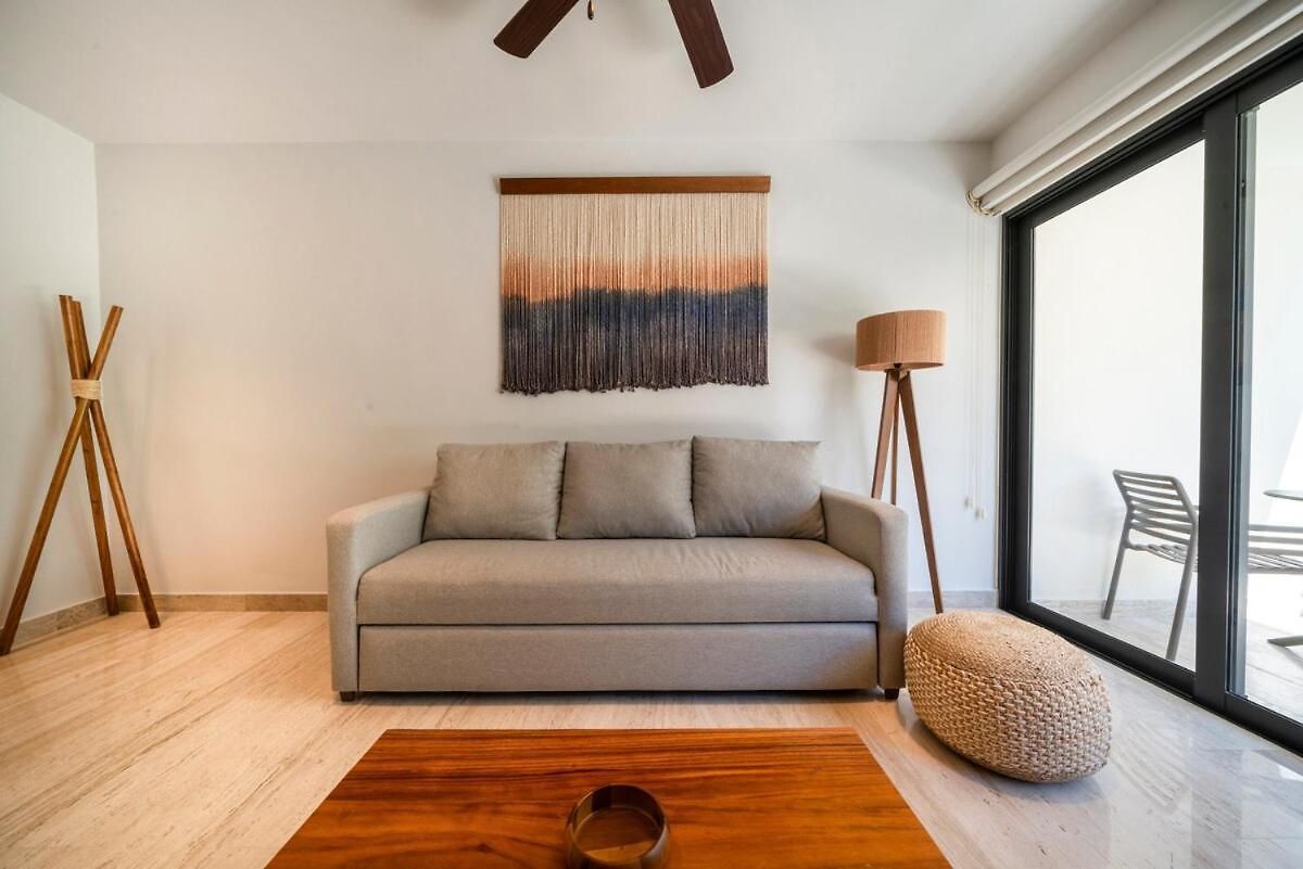 Modern In Pool And Gym Apartment