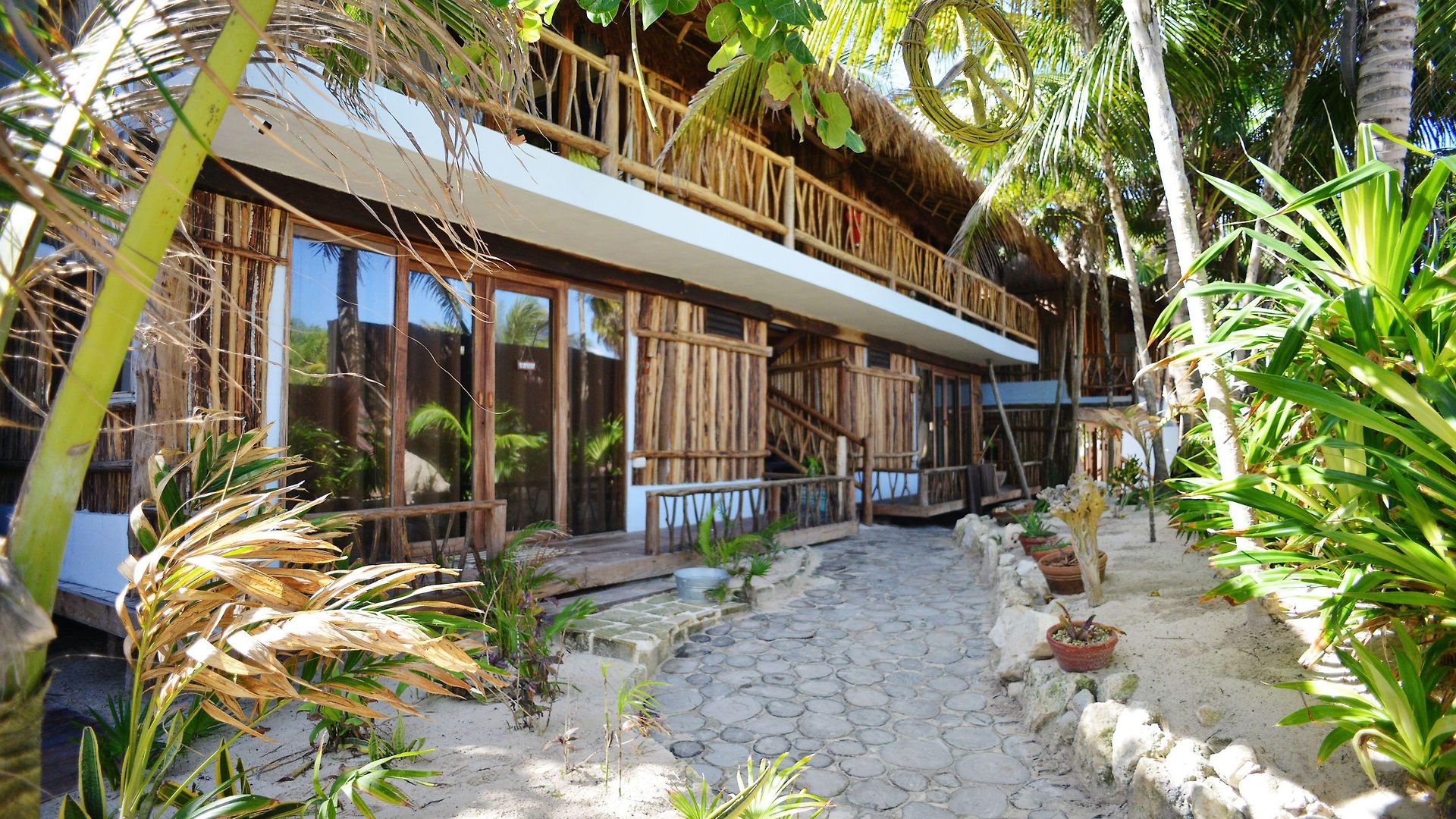 Casa Ganesh Beachfront 4*