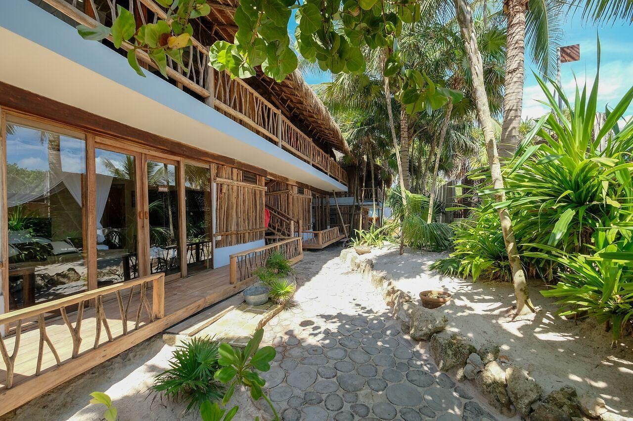 Casa Ganesh Beachfront Hotel 4*