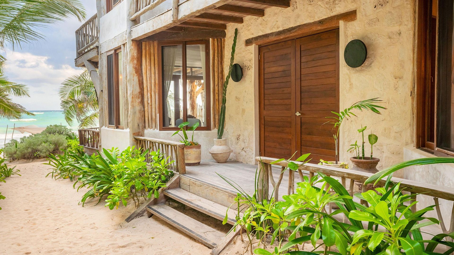 Casa Ganesh Beachfront Hotel