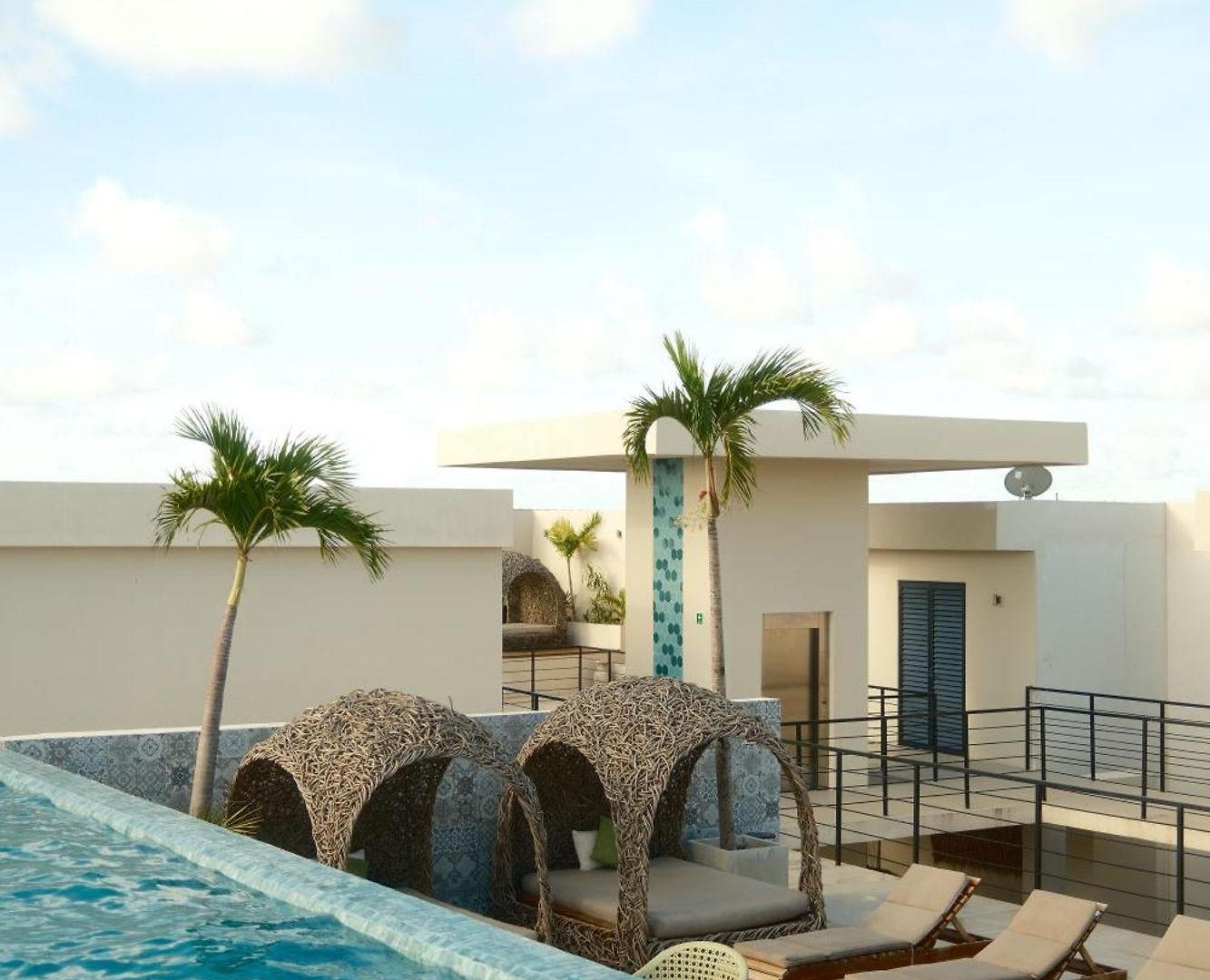 Downtown Penthouse With Private Pool, Rooftop Pool And Gym, Short Distance From Beaches, Restaurants & Nightlife
