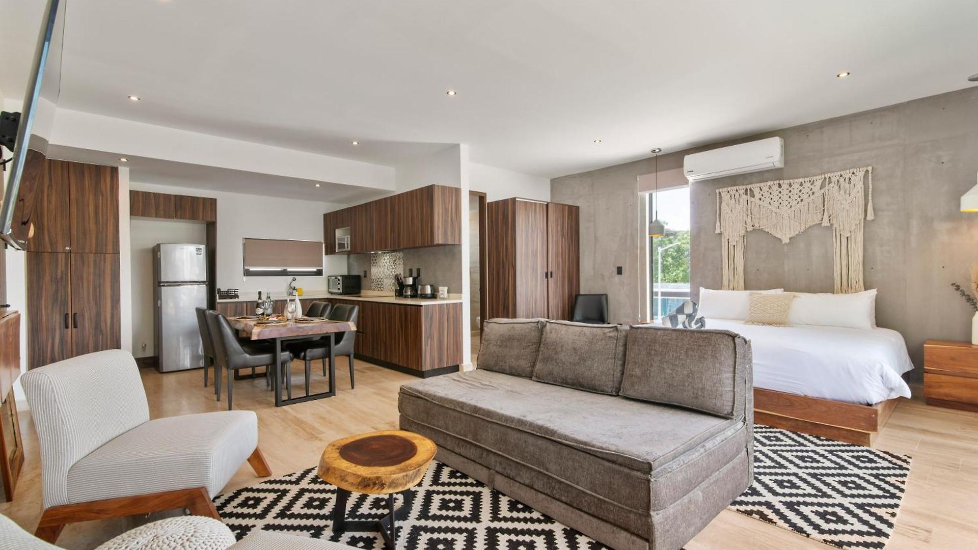 Unwind | Private Balcony & Rooftop Pools | Casago Holiday home