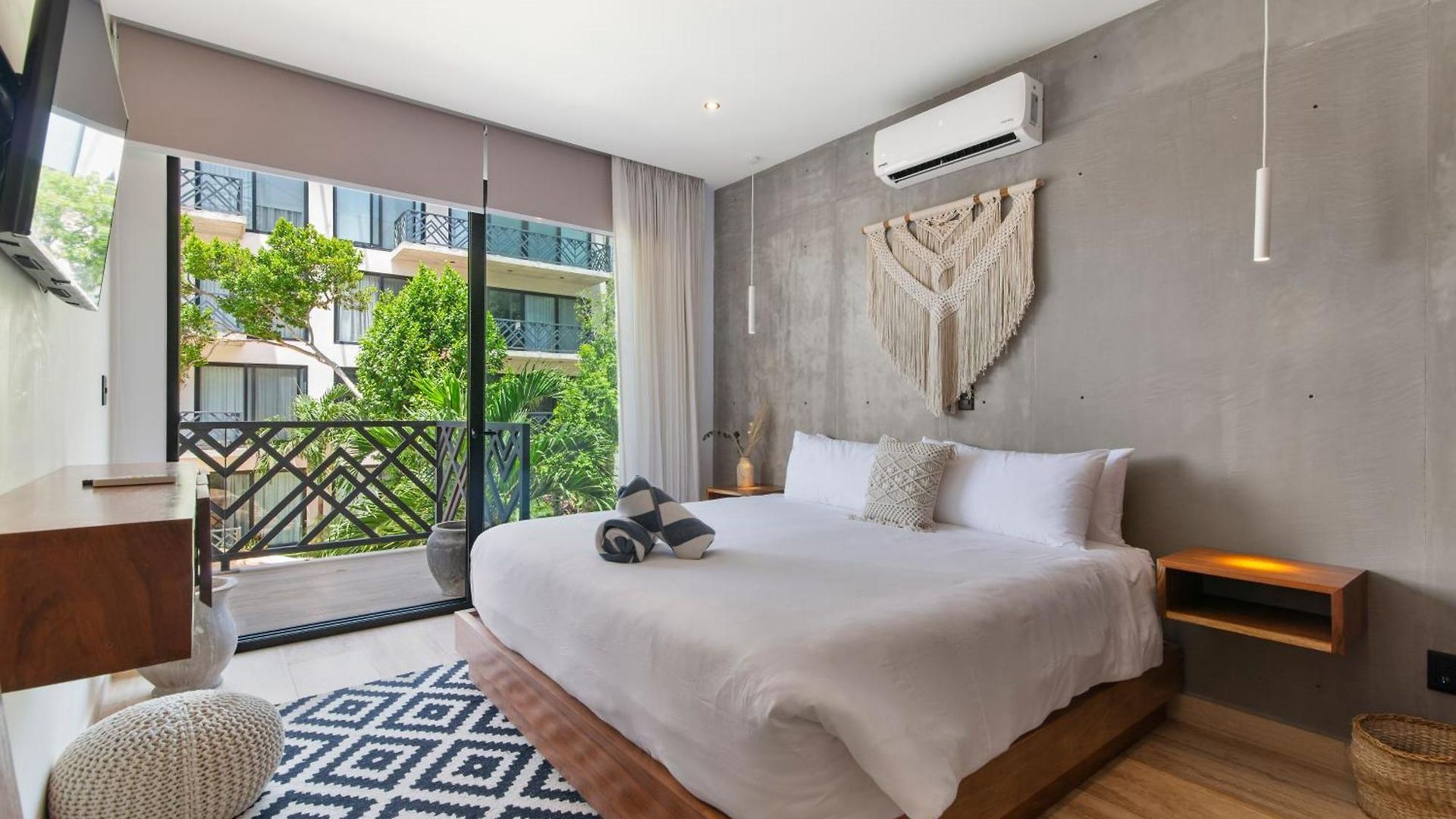 Holiday home Unwind | Private Balcony & Rooftop Pools | Casago