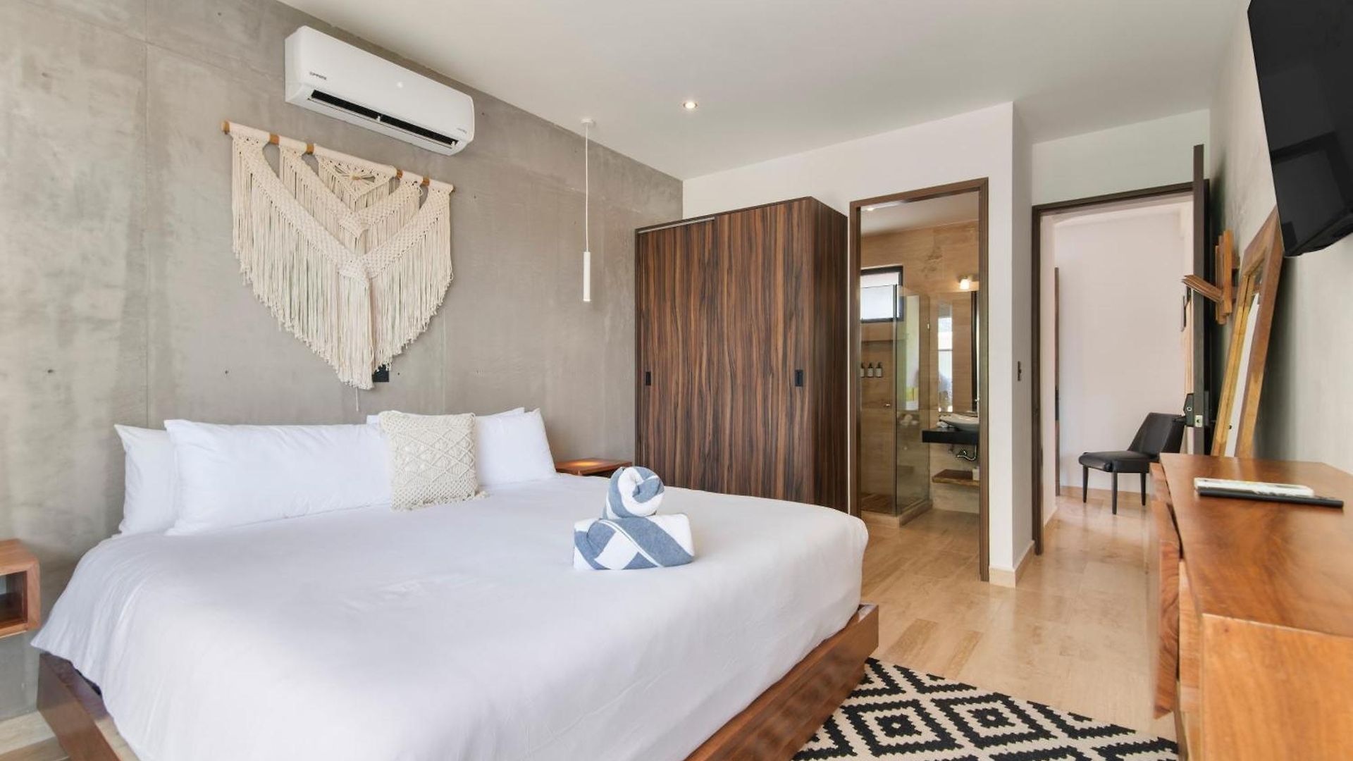 Unwind | Private Balcony & Rooftop Pools | Casago Holiday home