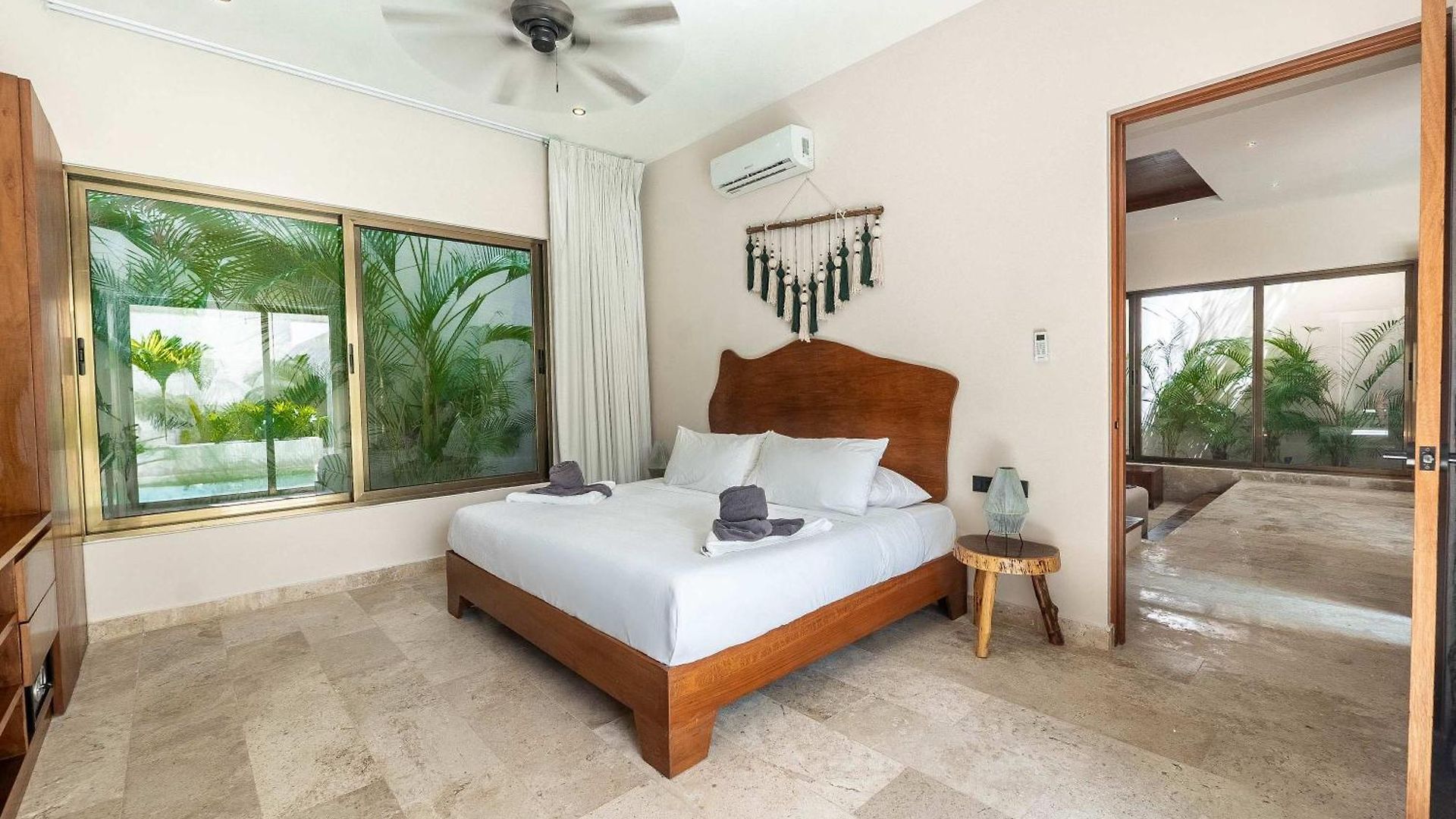 Villa Rare 8br Dual Getaway With 4 Private Pools