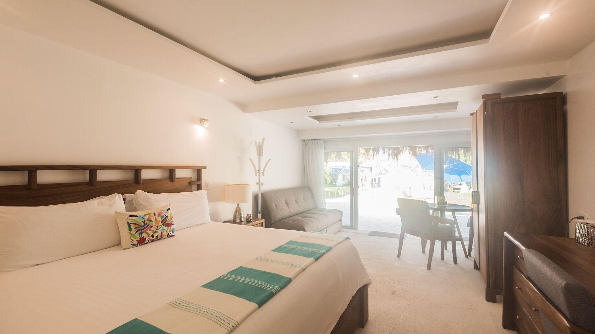 El Paraiso Hotel