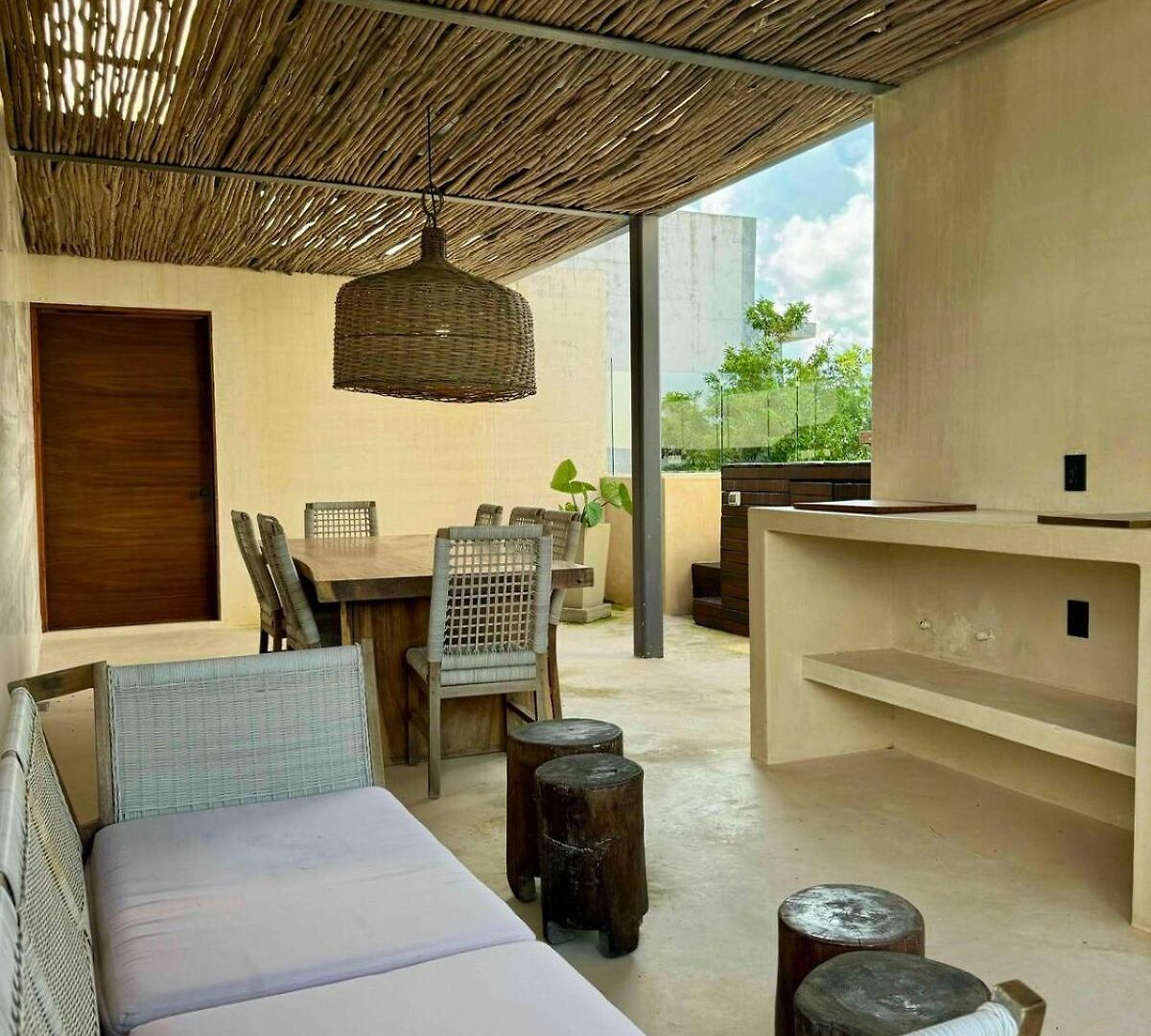 Kataluum- Luxurious Eco-chic Ph With Pool