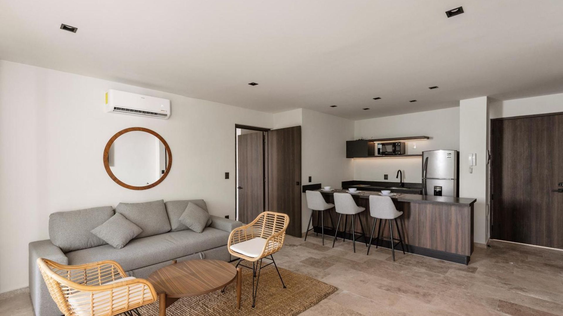 Apartment Artra, Modern Comfort With Pool Views