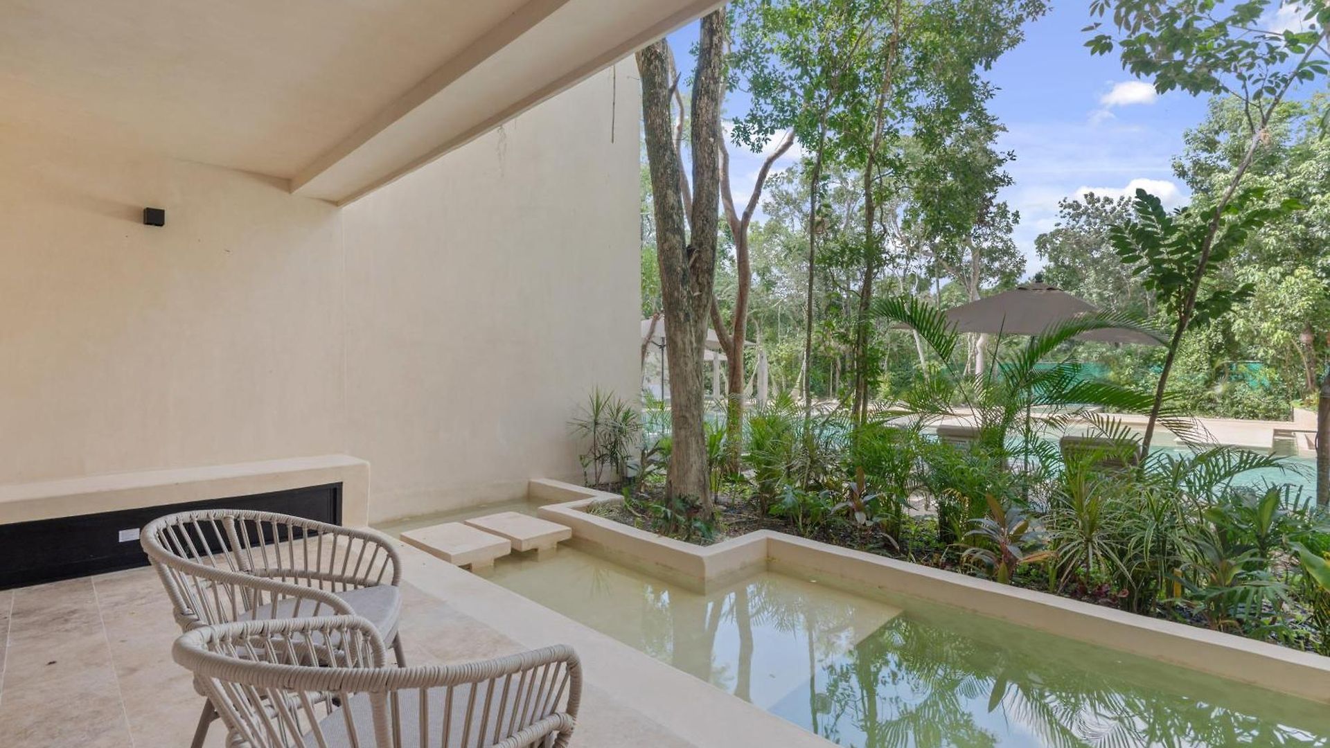 Artra, Modern Comfort With Pool Views Apartment