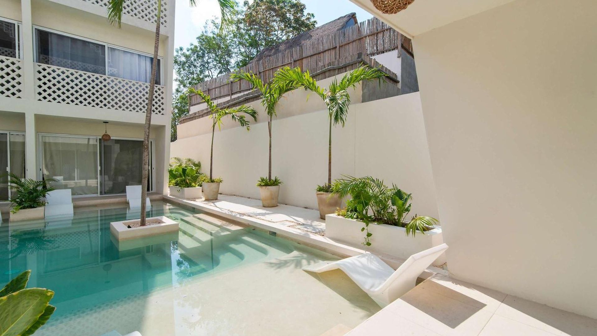 Luxury Jungle With Shared Pool Apartment *