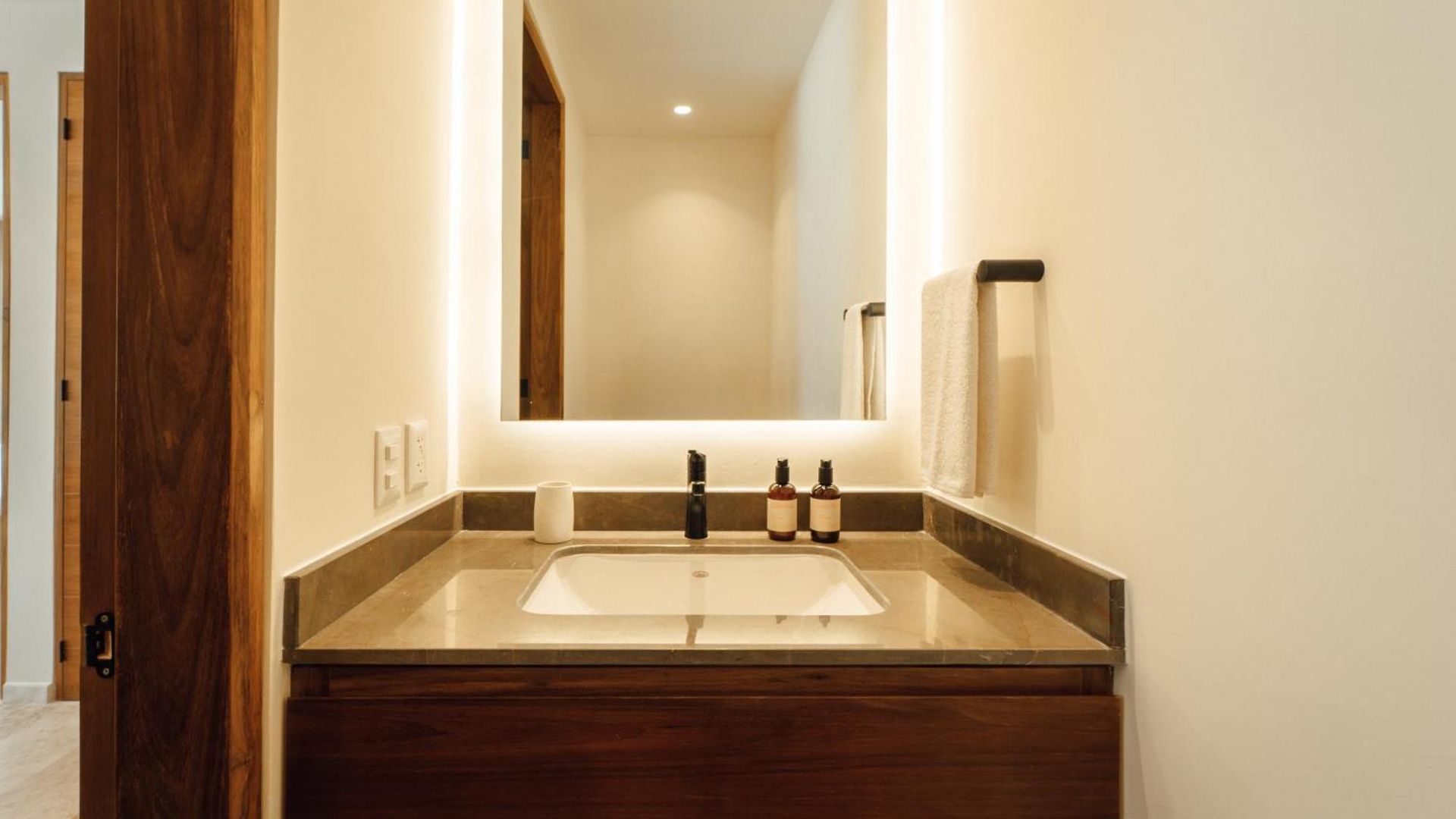 101 Park By Lumina Apartment *