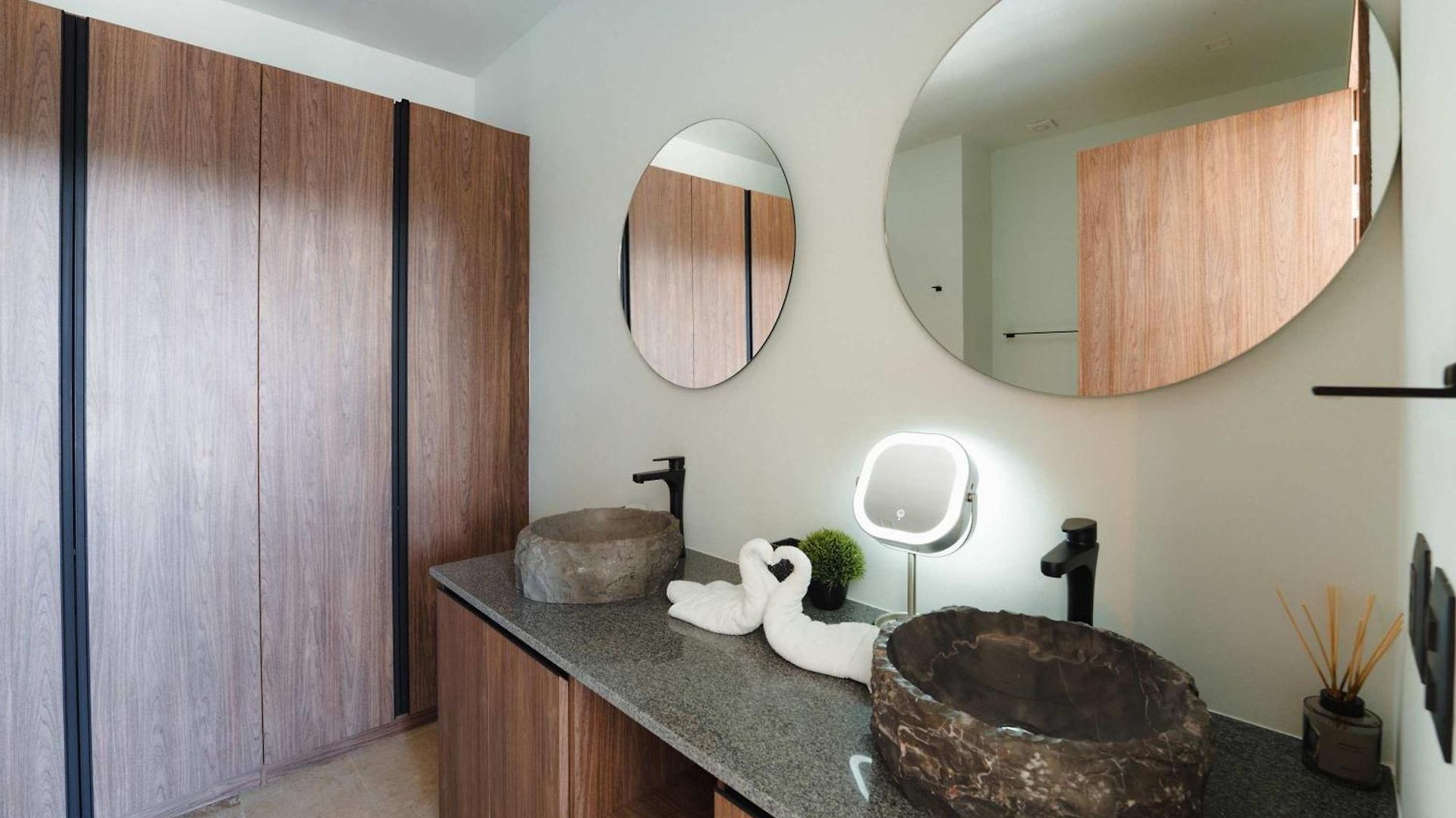 Modern 2br With Pool & Gym *