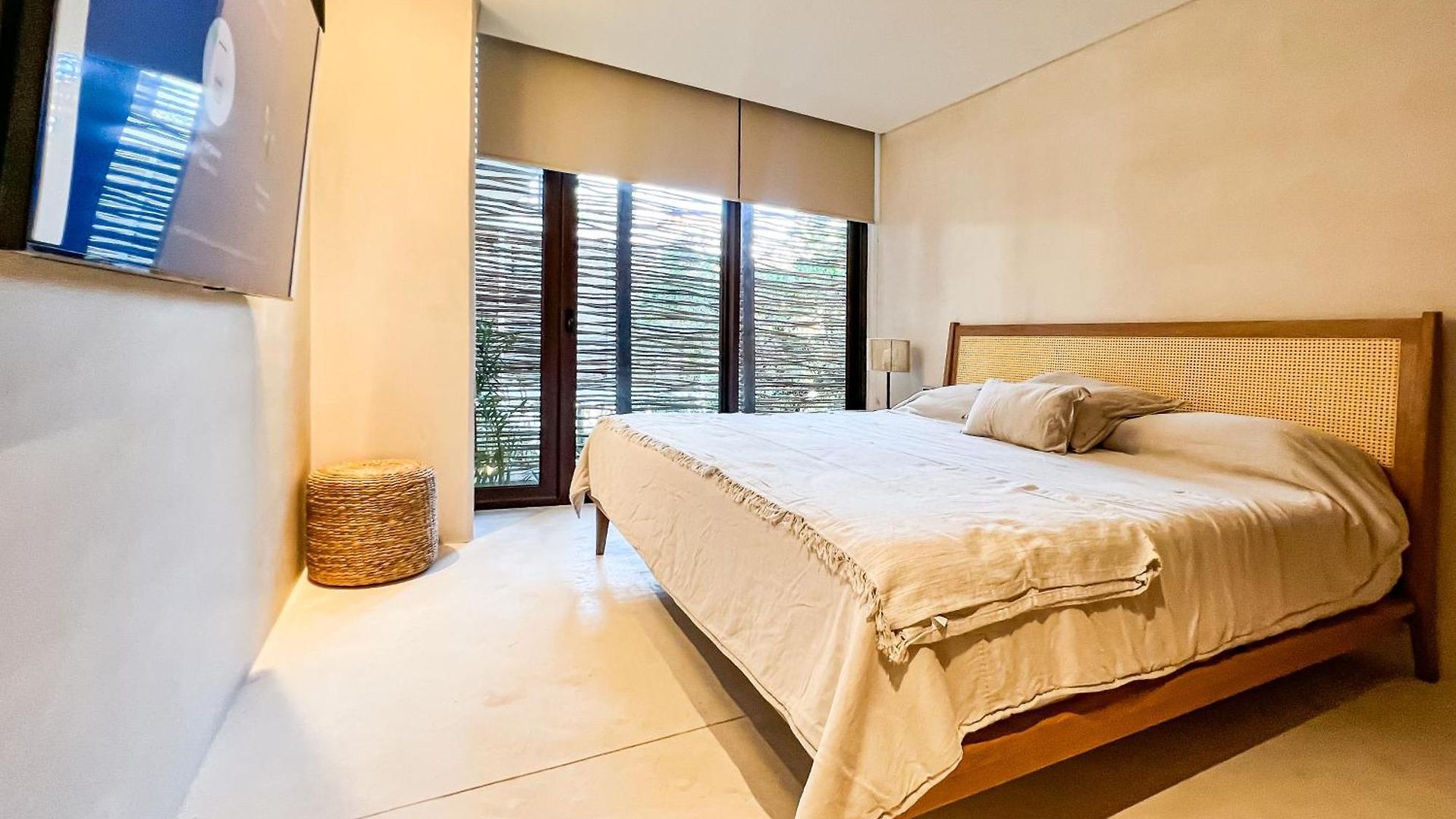 Apartment Gated 2br With Rooftop Pool *