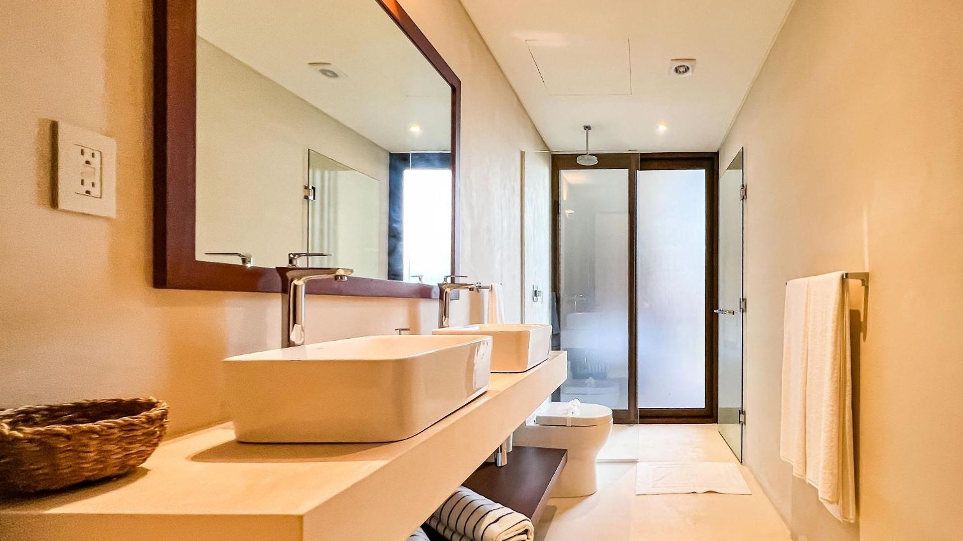 Gated 2br With Rooftop Pool Apartment *