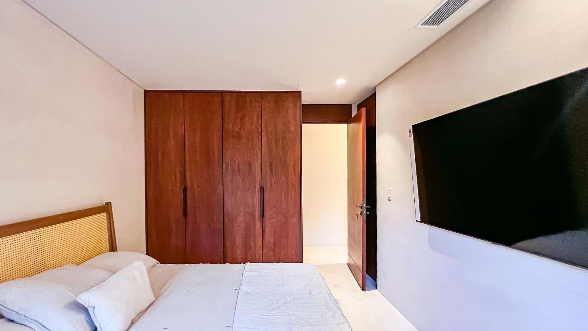 Apartment Gated 2br With Rooftop Pool