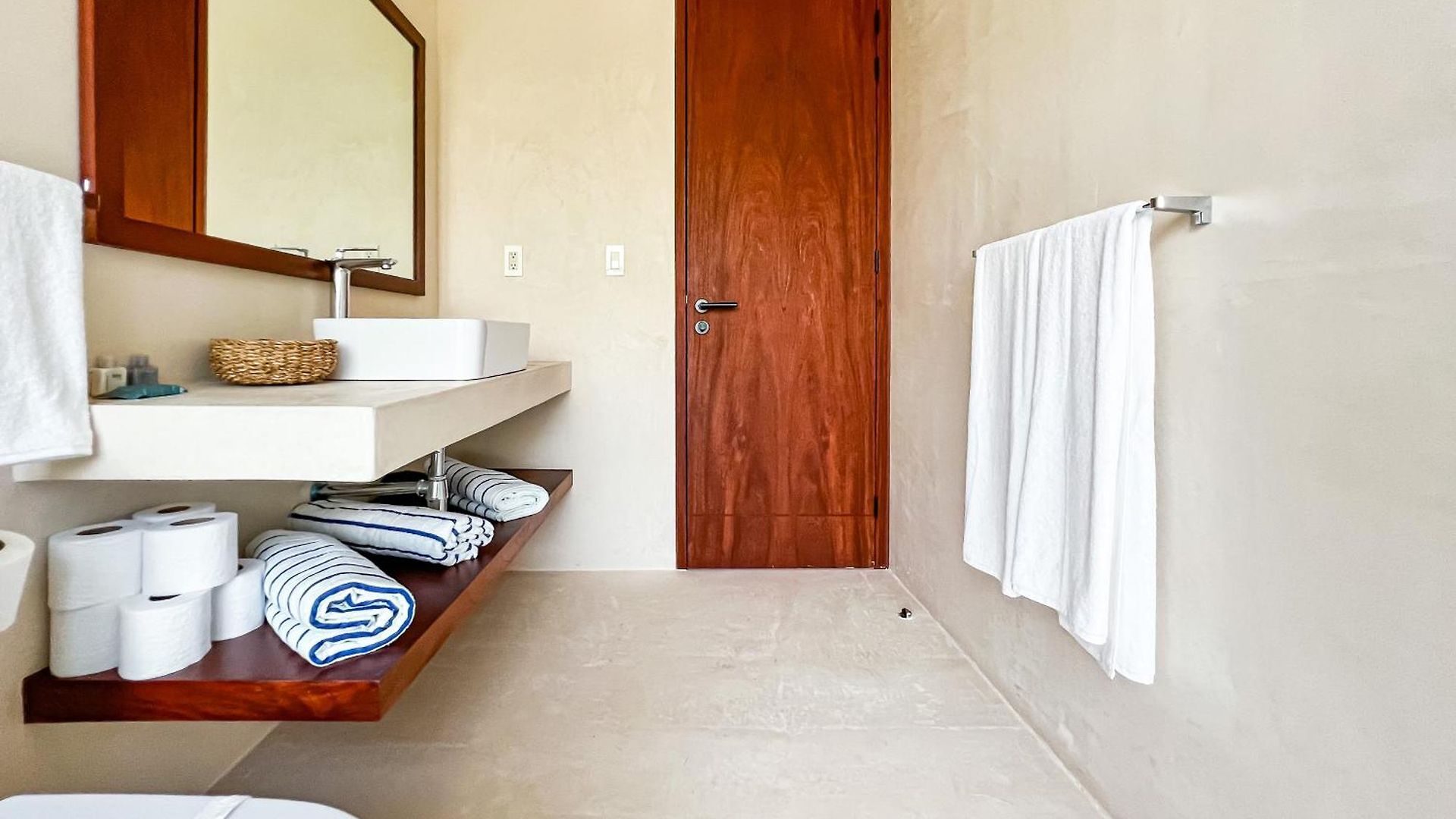 Gated 2br With Rooftop Pool *