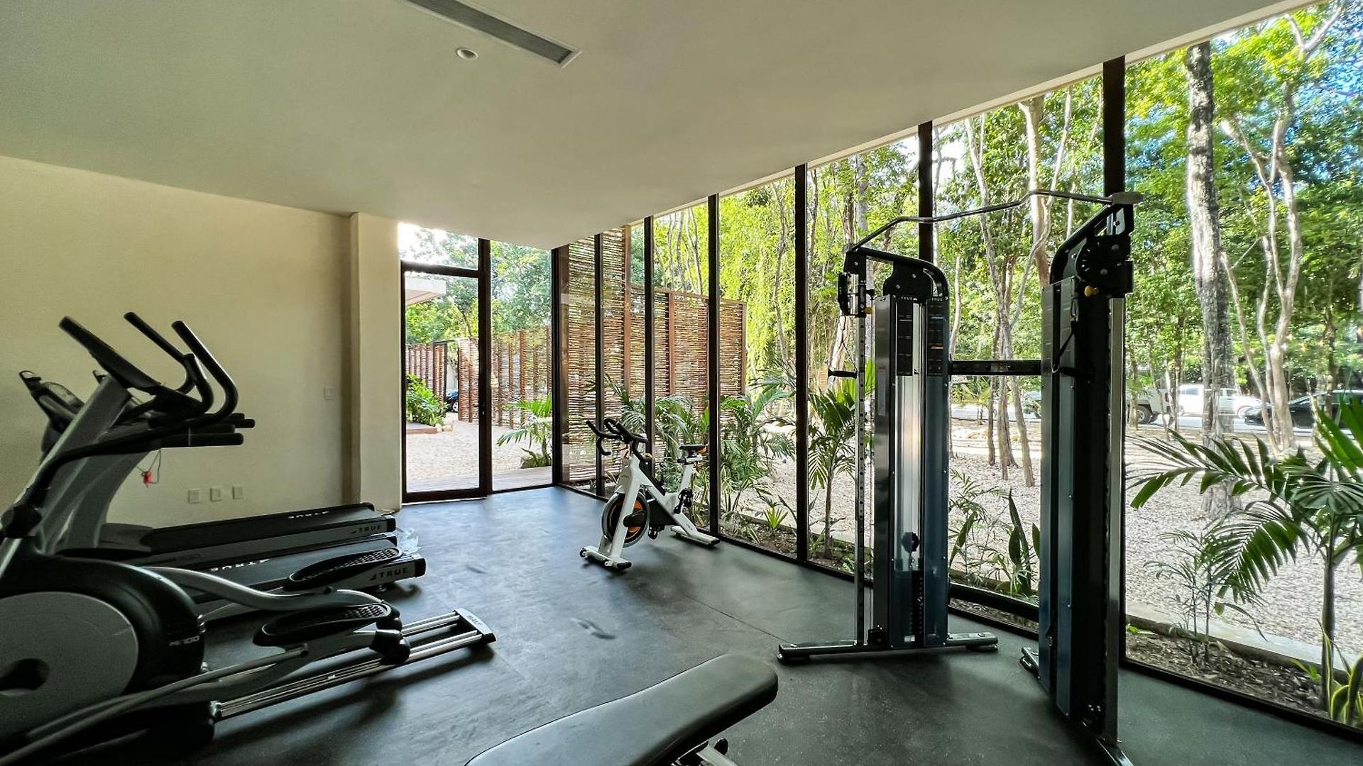 Gated 2br With Rooftop Pool Apartment