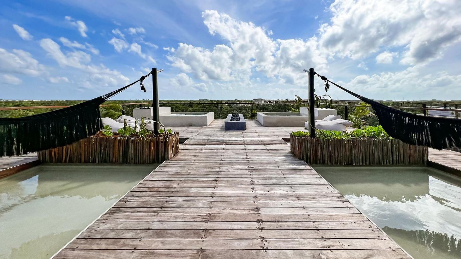 Apartment Gated 2br With Rooftop Pool
