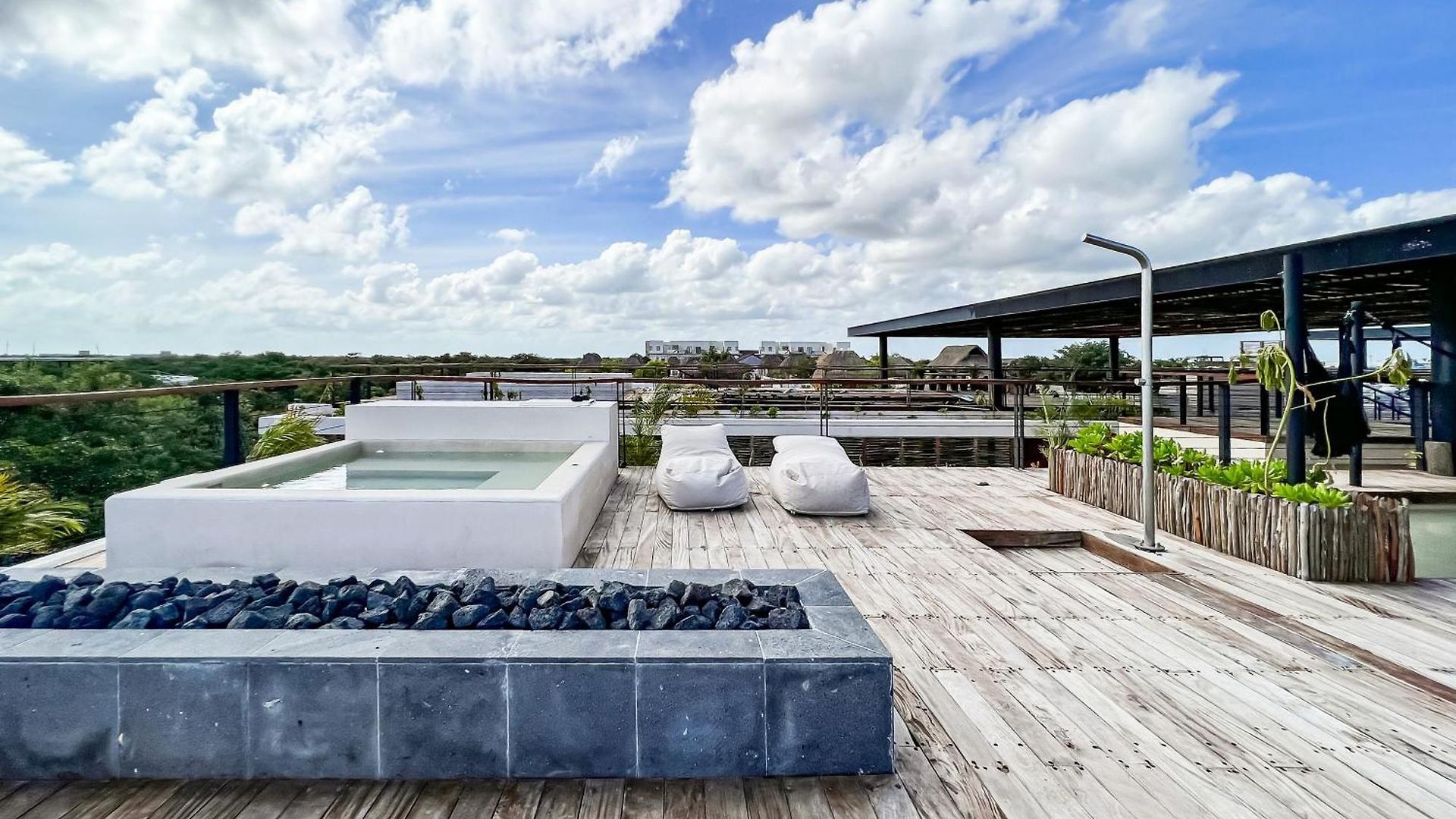 Gated 2br With Rooftop Pool Apartment