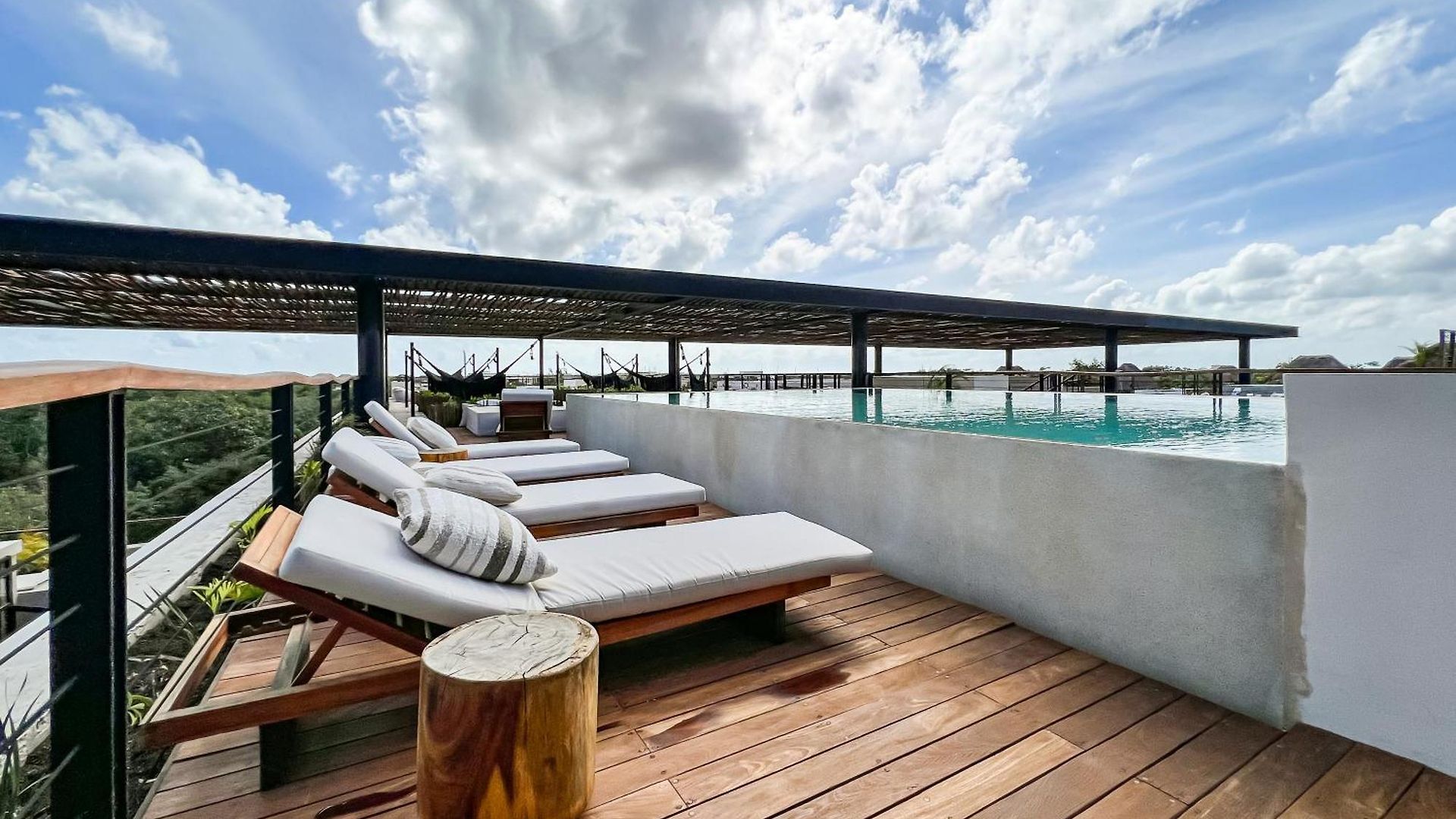 Gated 2br With Rooftop Pool