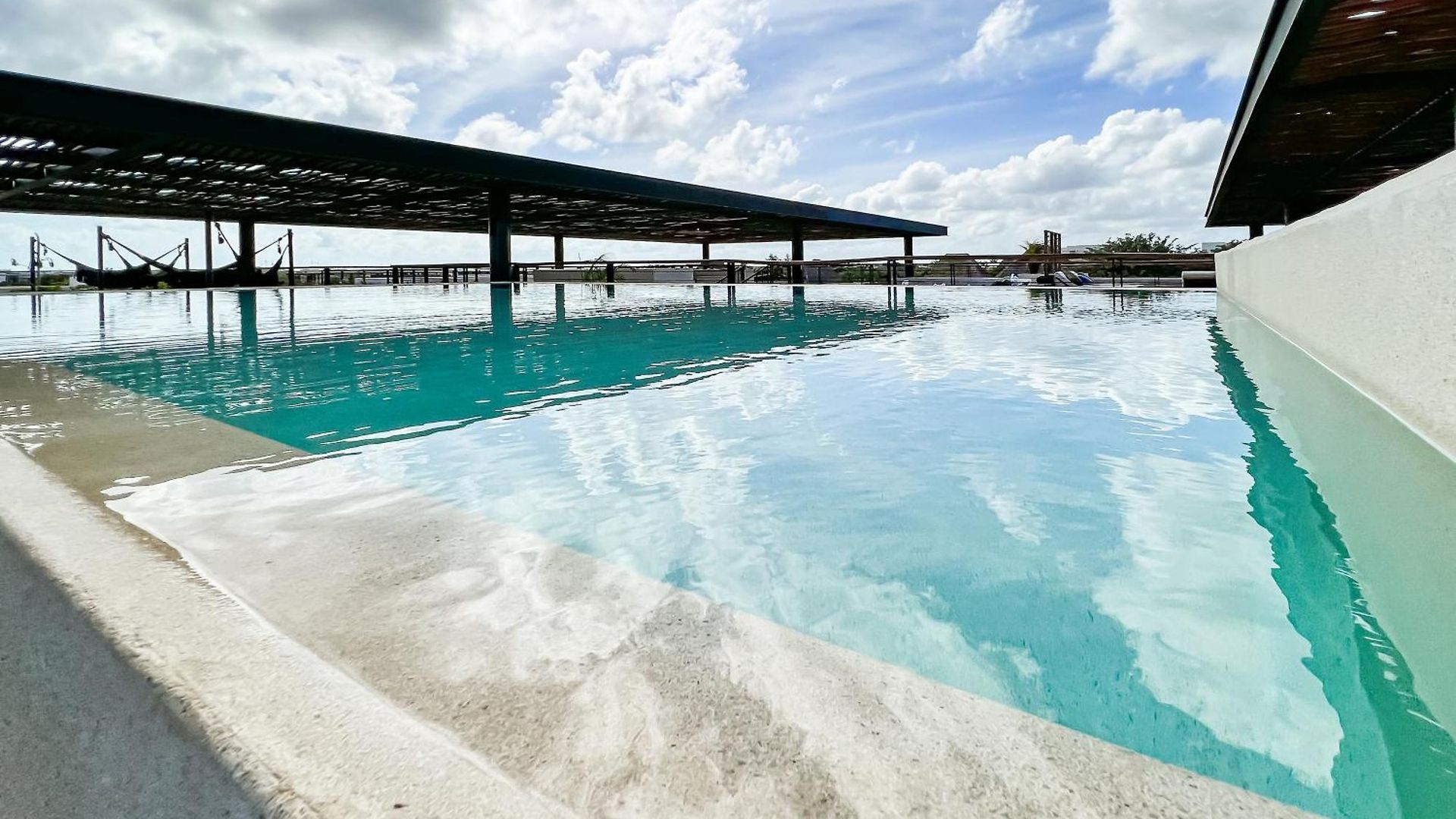 Apartment Gated 2br With Rooftop Pool *