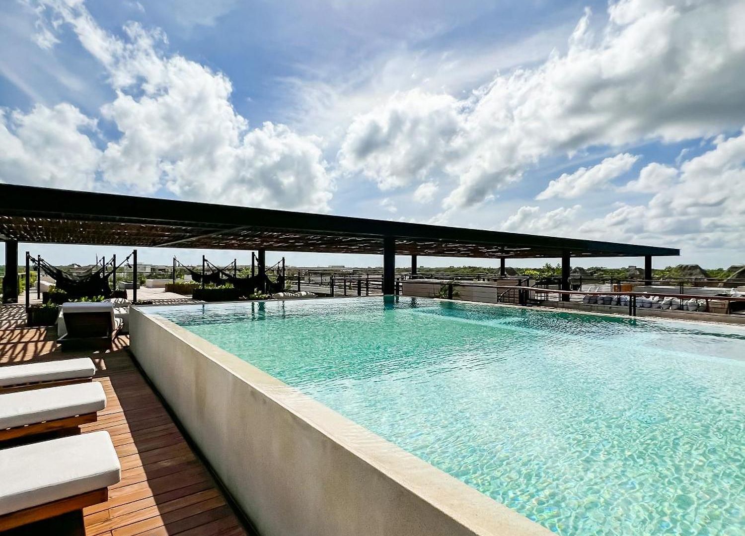 Apartment Gated 2br With Rooftop Pool