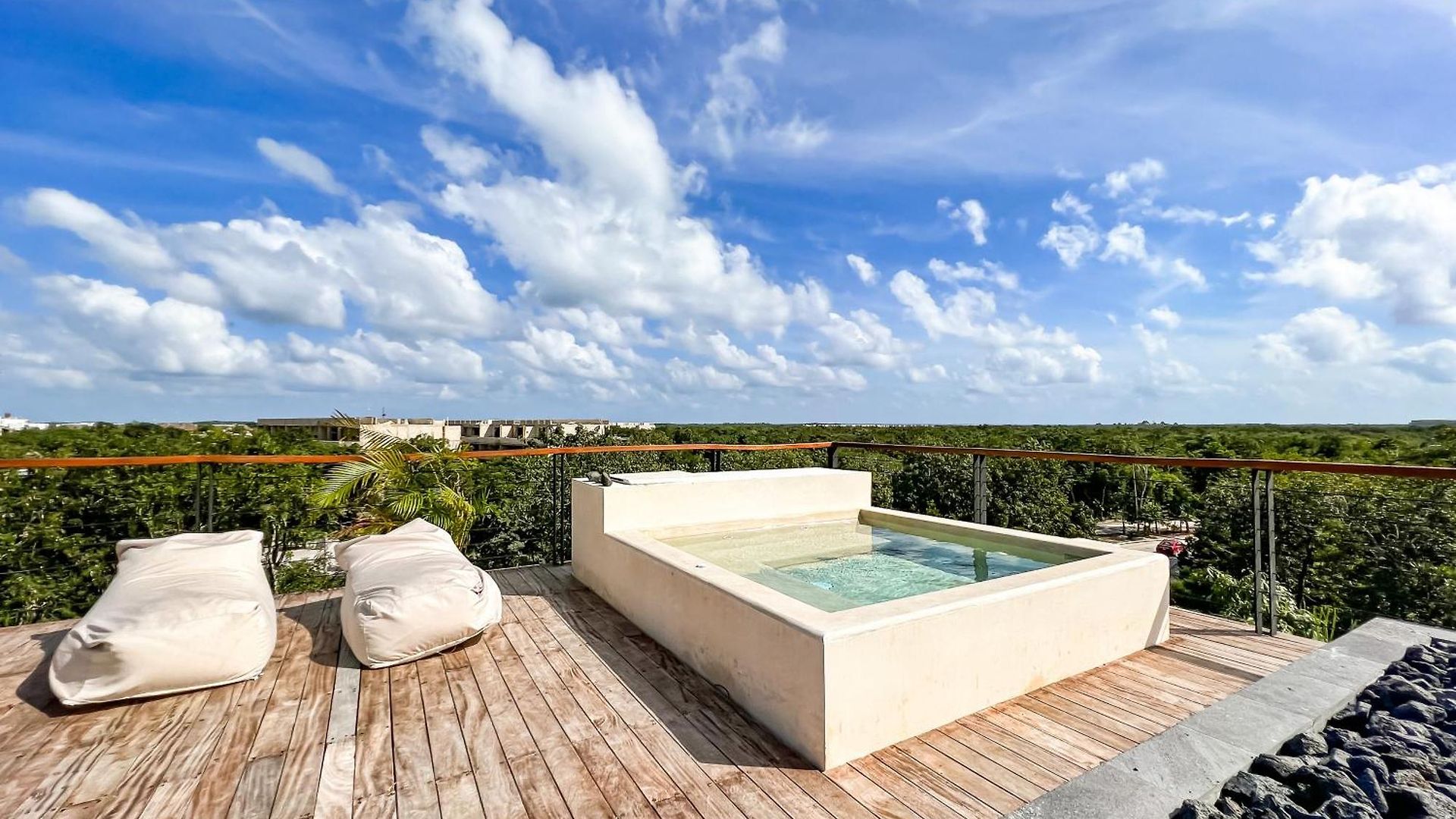 Apartment Gated 2br With Rooftop Pool