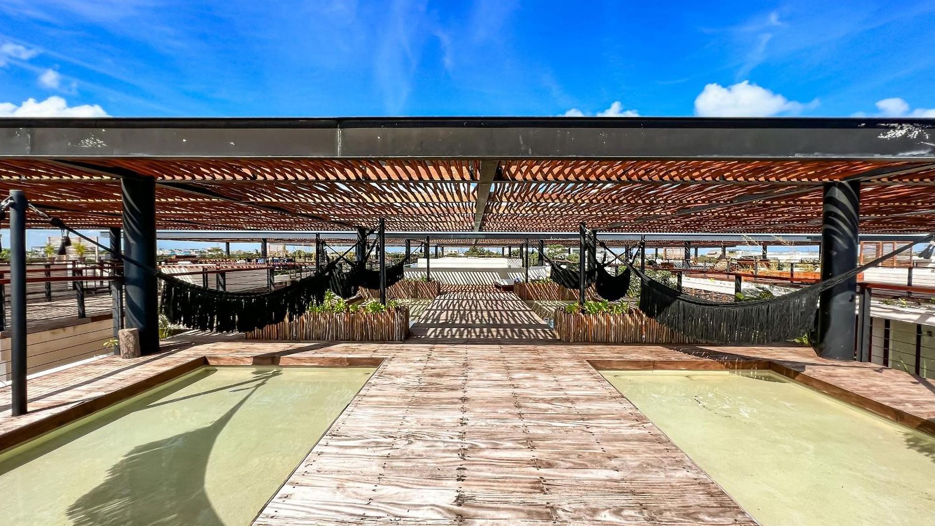 Gated 2br With Rooftop Pool Apartment *