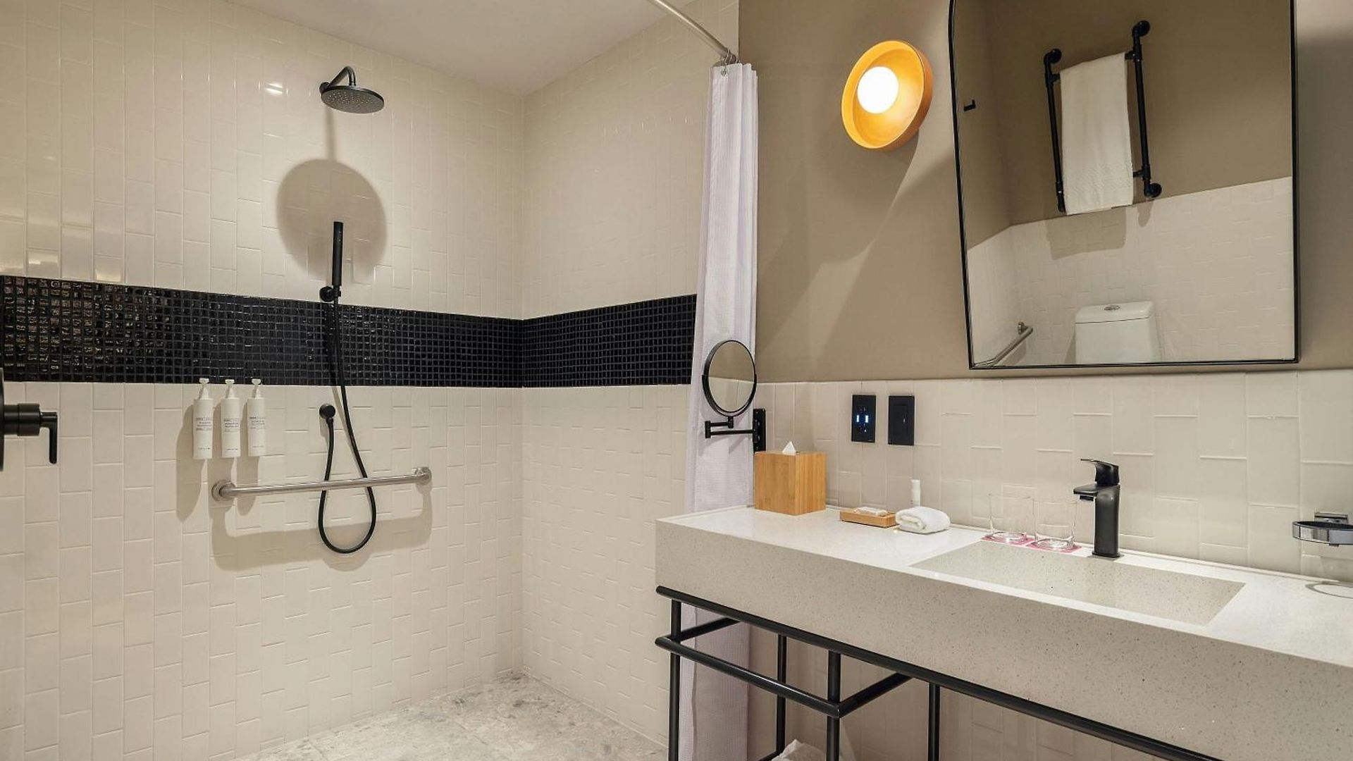 Moxy 4*