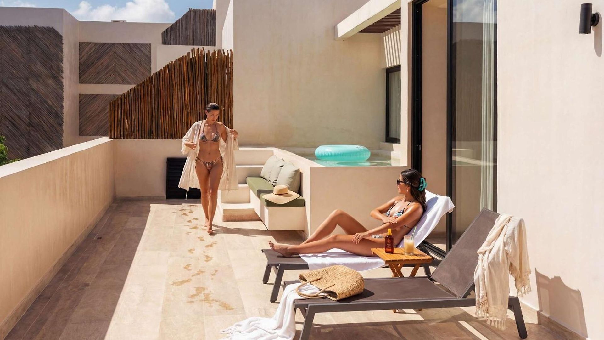 Apartment Sleek Penthouse Escape With Rooftop Pool
