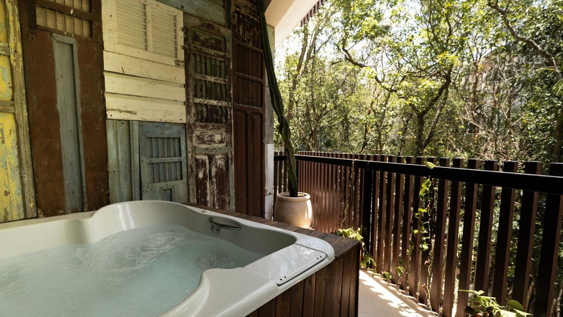 Apartment Magical Jacuzzi At Jungle 