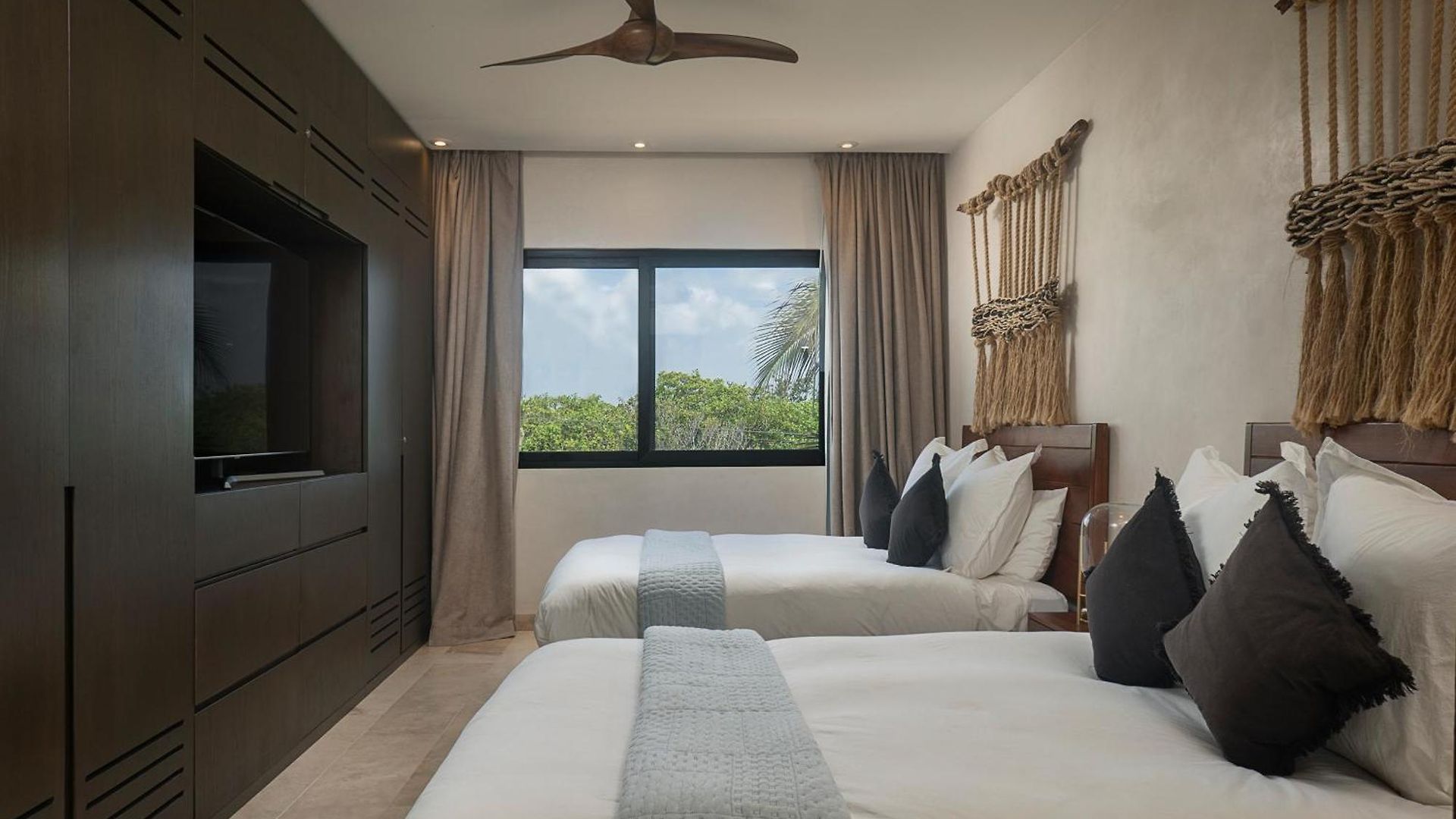 Luxury 3br Tankah Rooftop *