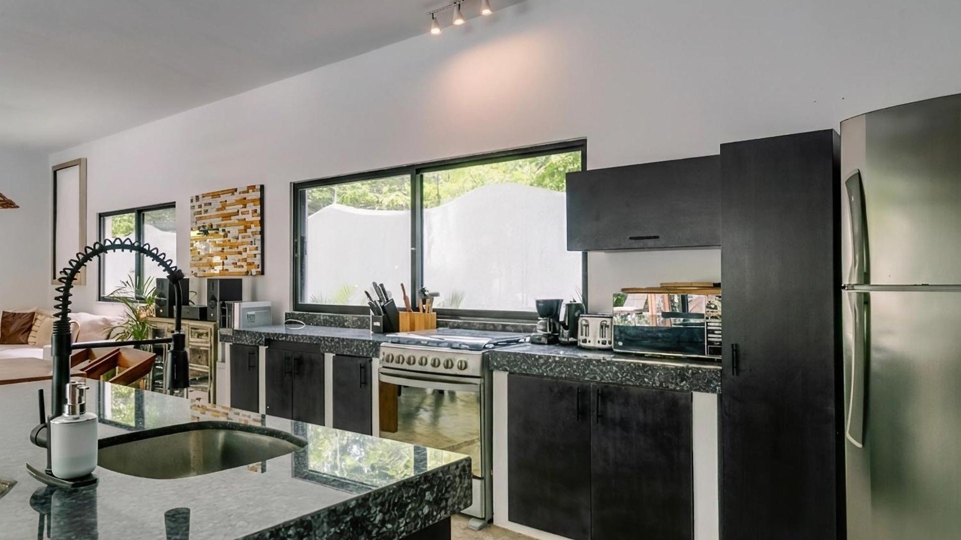 Casa Tira - Your Luxury Jungle Mansion In