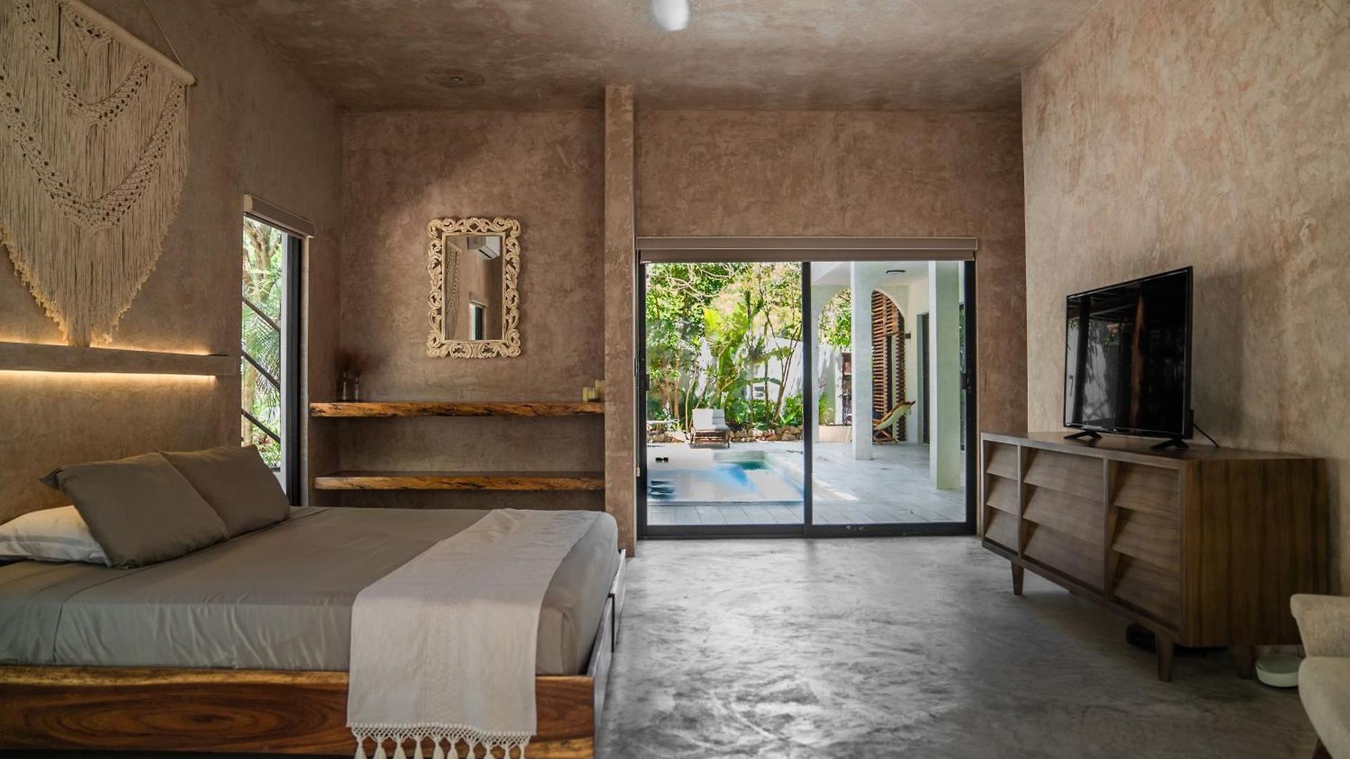 Casa Tira - Your Luxury Jungle Mansion In