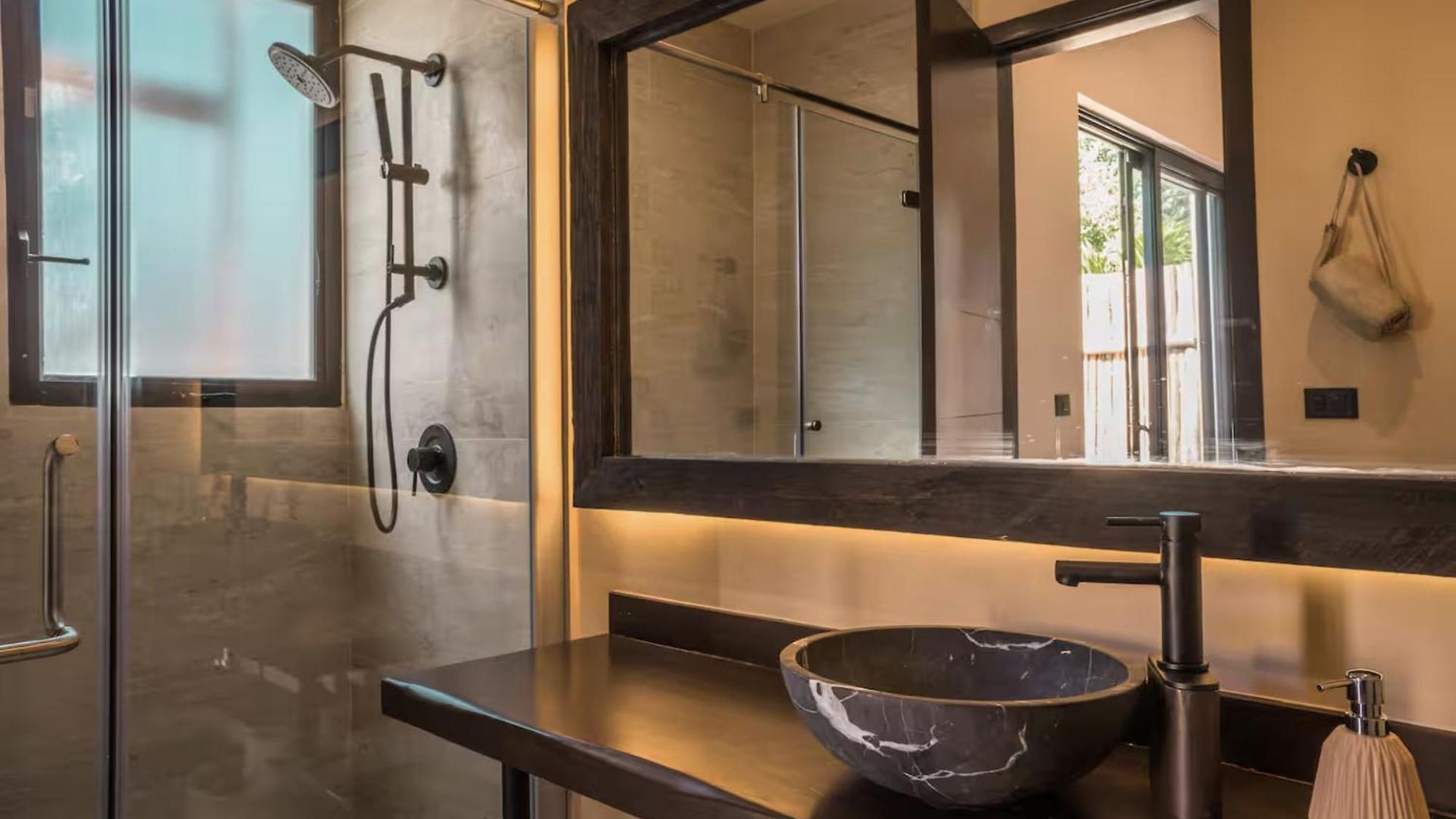 Enchanting 4br Villaδ Pool& Rooftopδprime Location Villa *