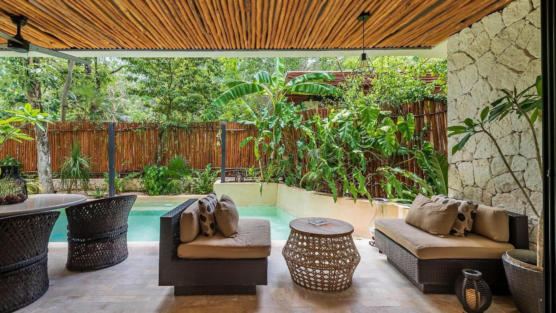 •| Boutique Swim Up En P/4 • Naaj Tun• Apartment