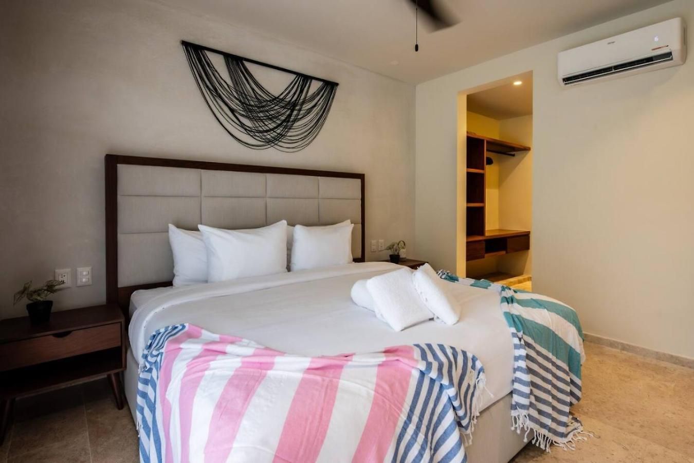 Stylish 1bd Retreat With Swim-up Pool Holiday home