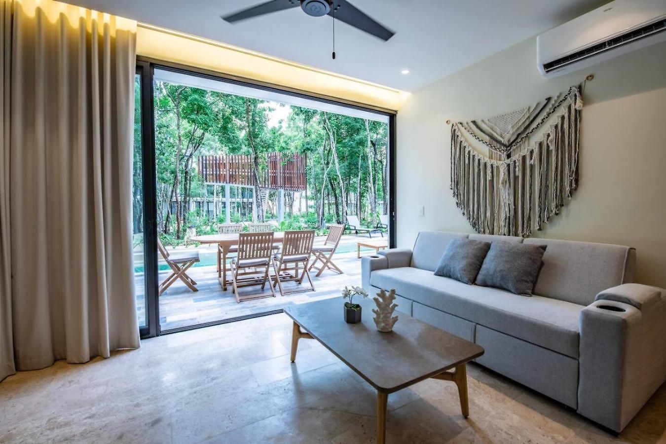 Stylish 1bd Retreat With Swim-up Pool Holiday home *