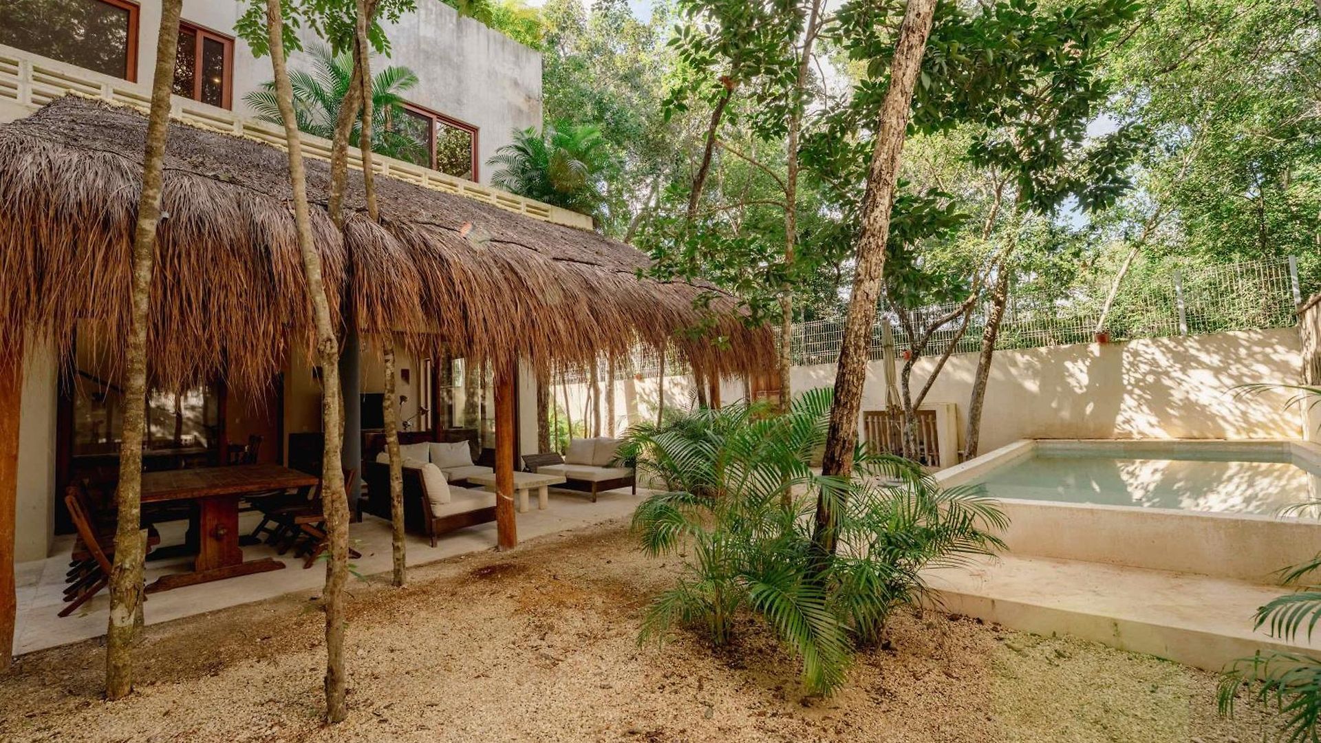Chic 4br With Private Pool In Holistika
