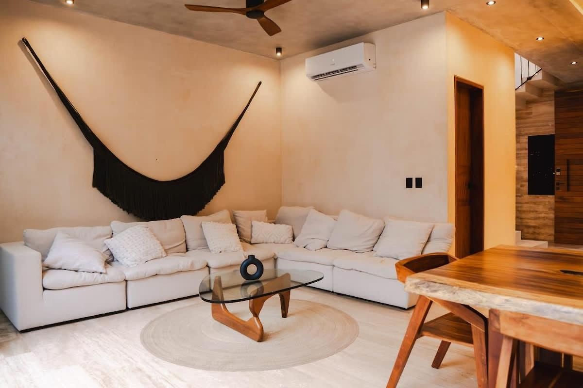 Luxury 5 Bedroom Pool Tiki Bar & Outdoor Gym *