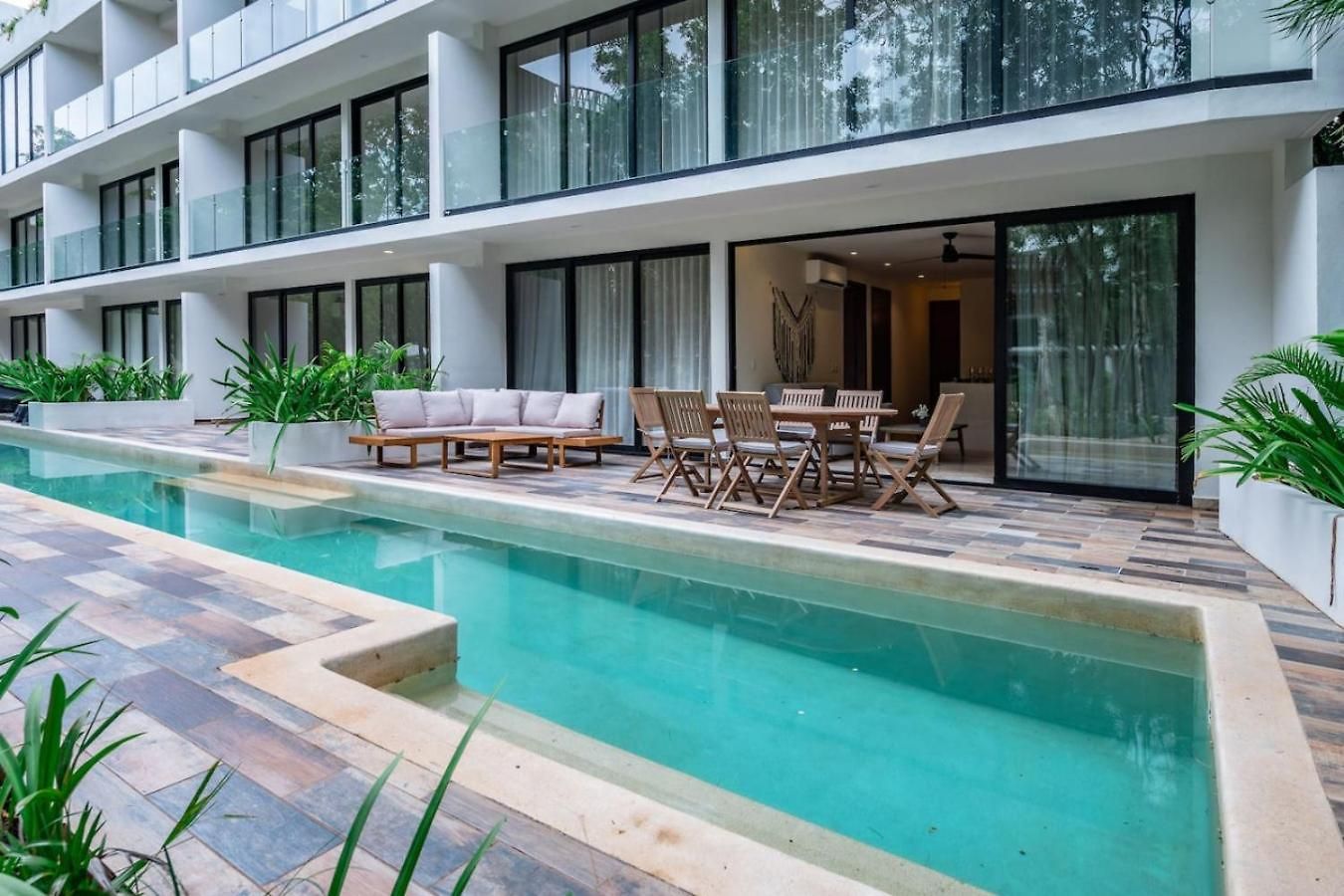 Holiday home Stylish 1bd Retreat With Swim-up Pool *