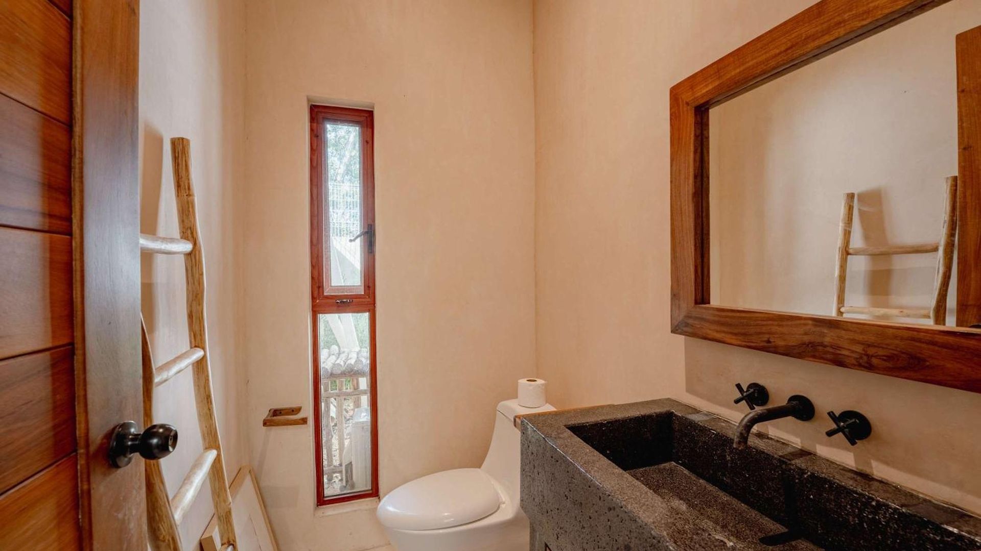 Chic 4br With Private Pool In Holistika Villa